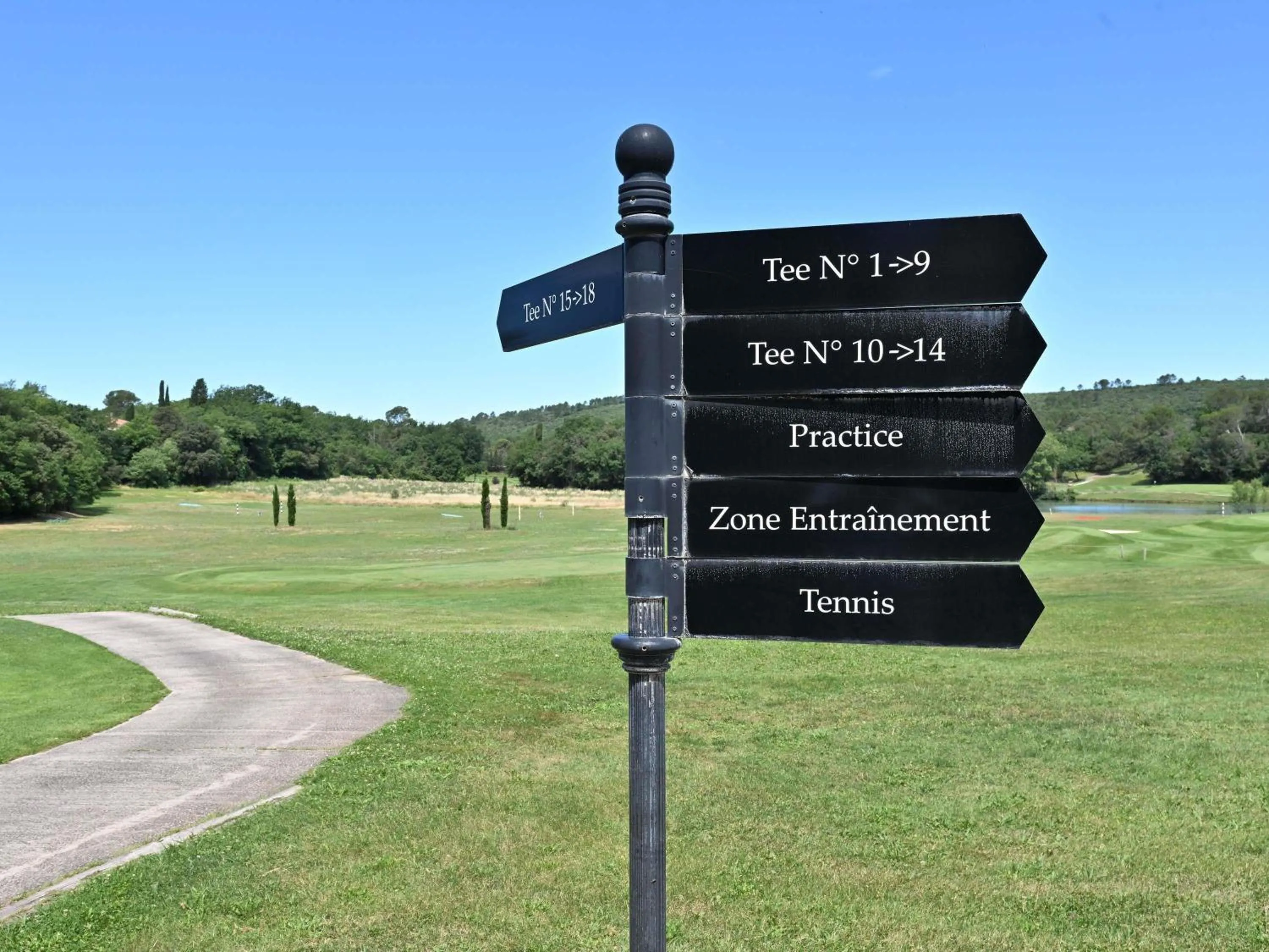 Golfcourse in Mercure Brignoles Golf de Barbaroux & Spa