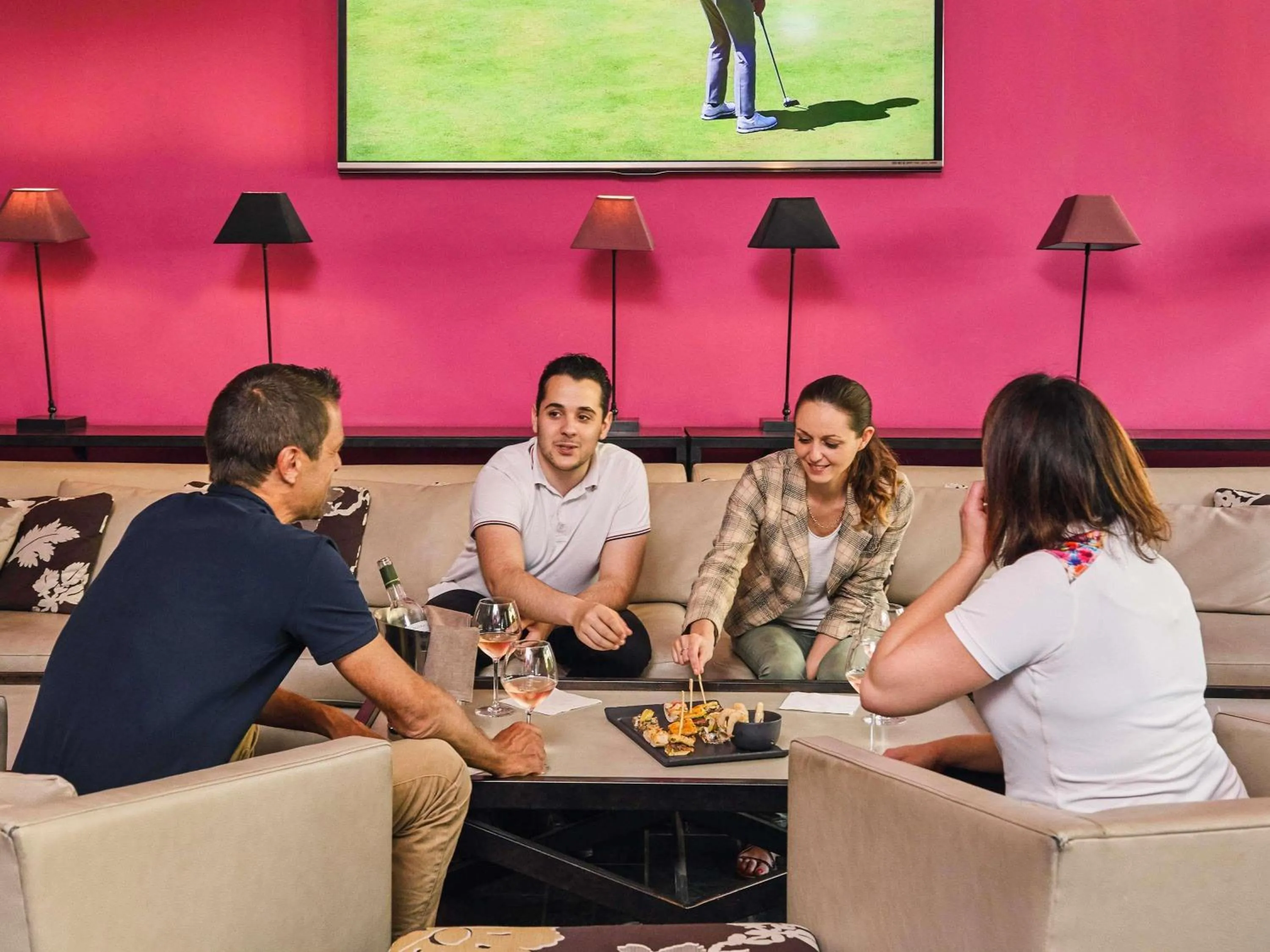 Lounge or bar in Mercure Brignoles Golf de Barbaroux & Spa