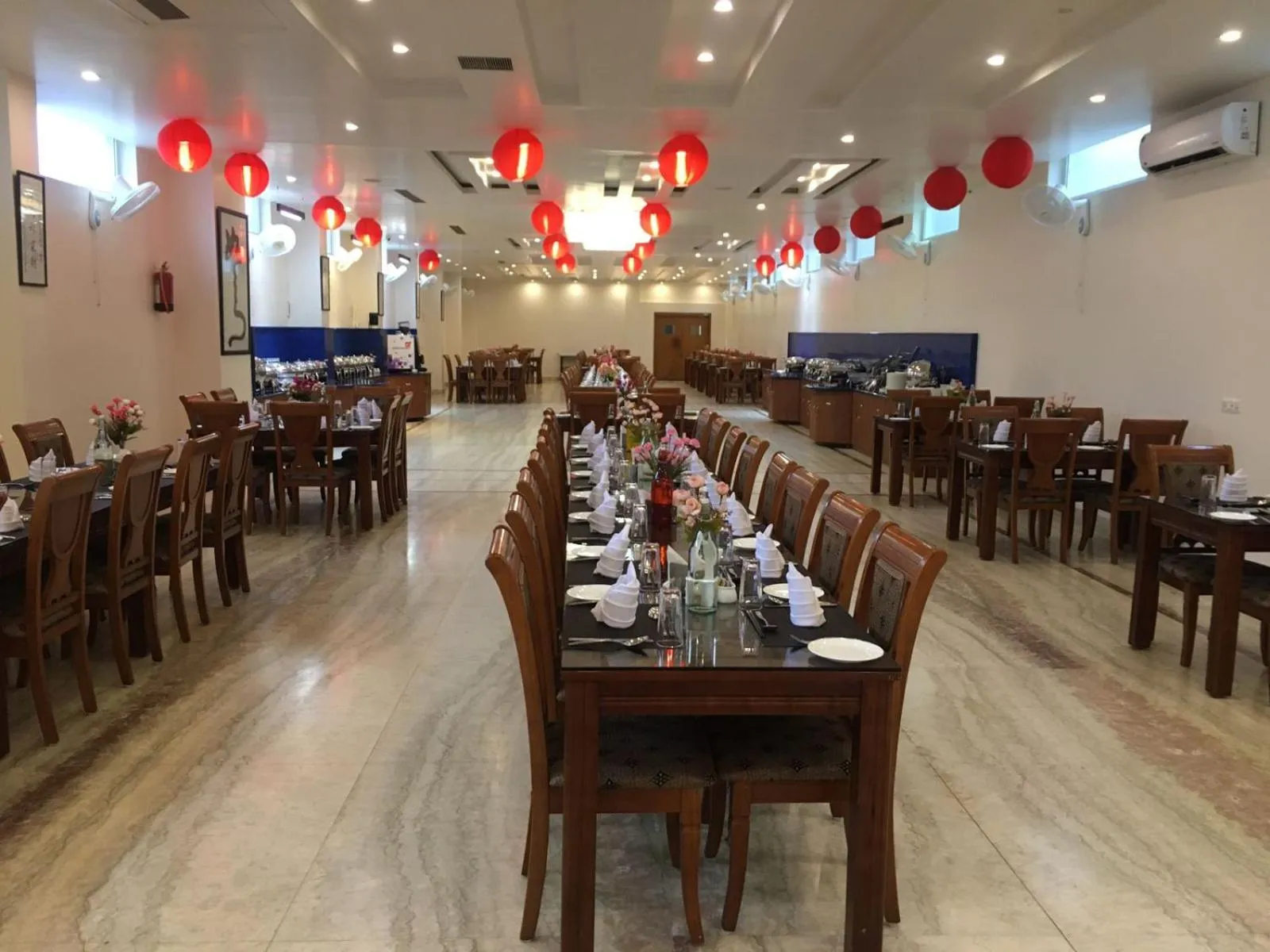 Restaurant/places to eat in HOTEL ANAND INTERNATIONAL