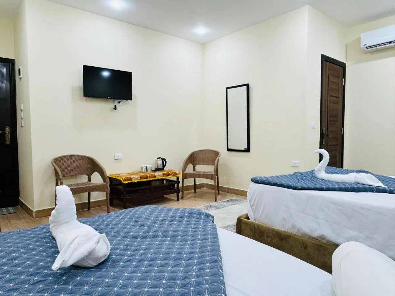 Bed in Sphinx palace pyramids view inn