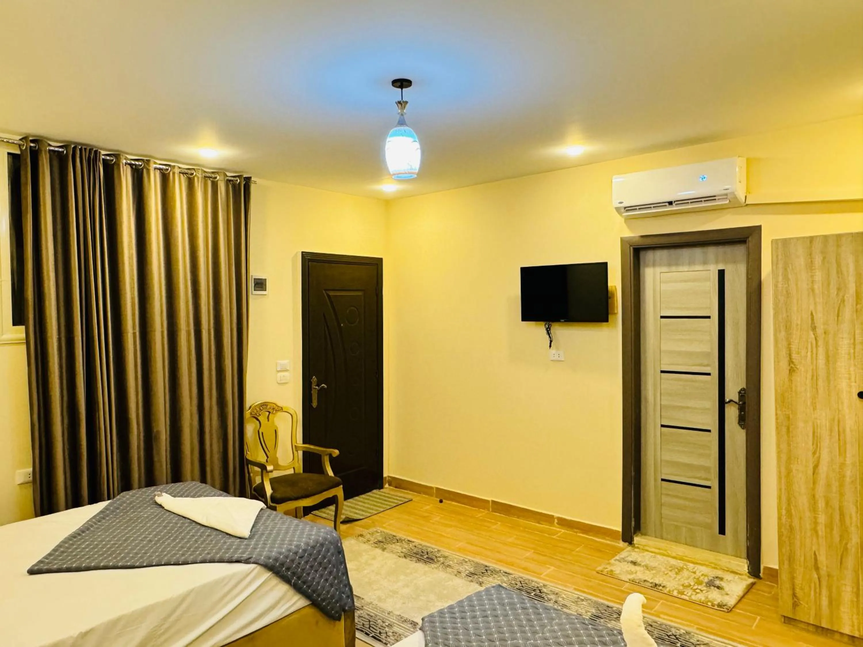 Bed in Sphinx palace pyramids view inn