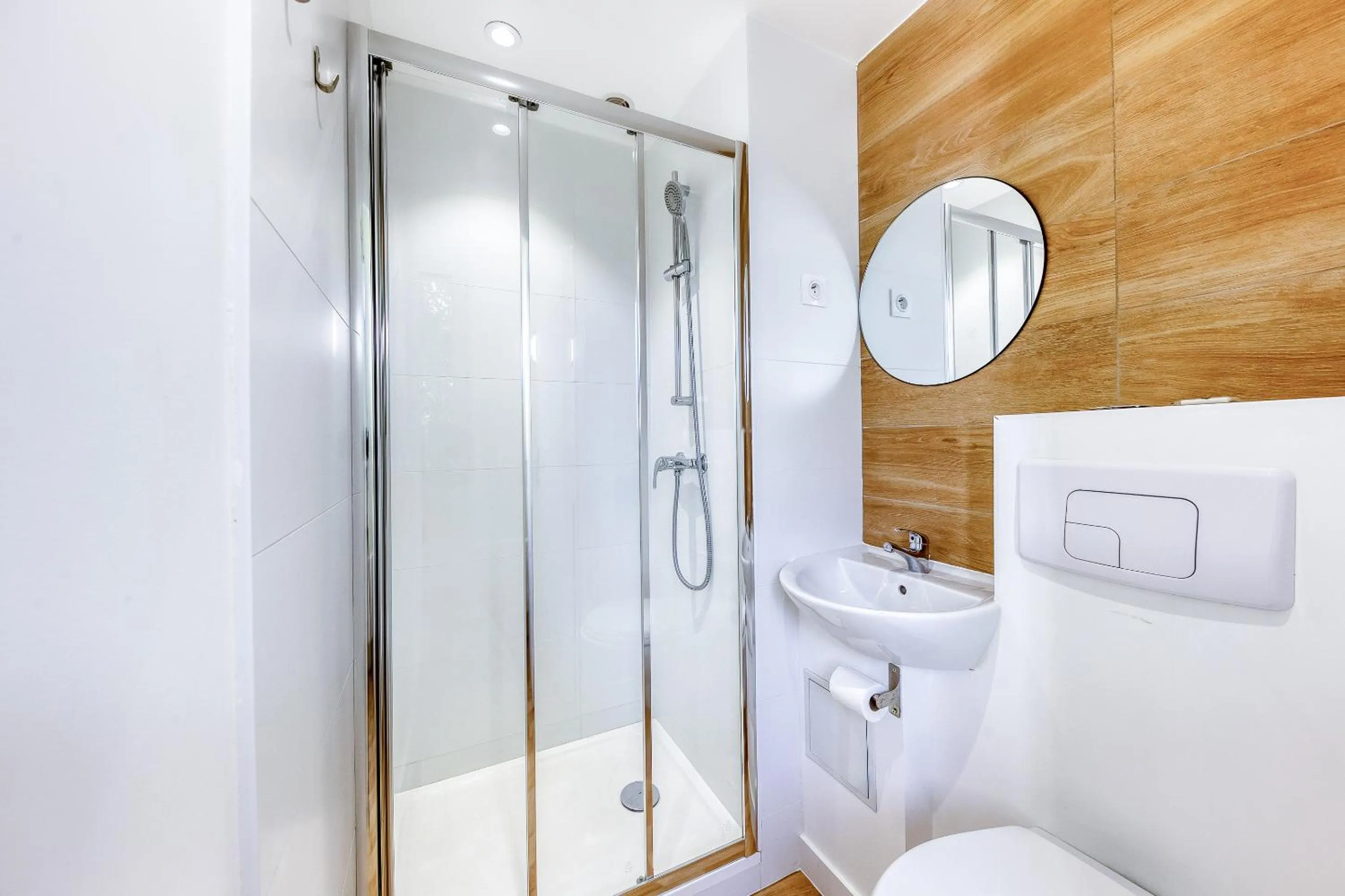 Shower in Premiere Classe Cergy Saint Christophe