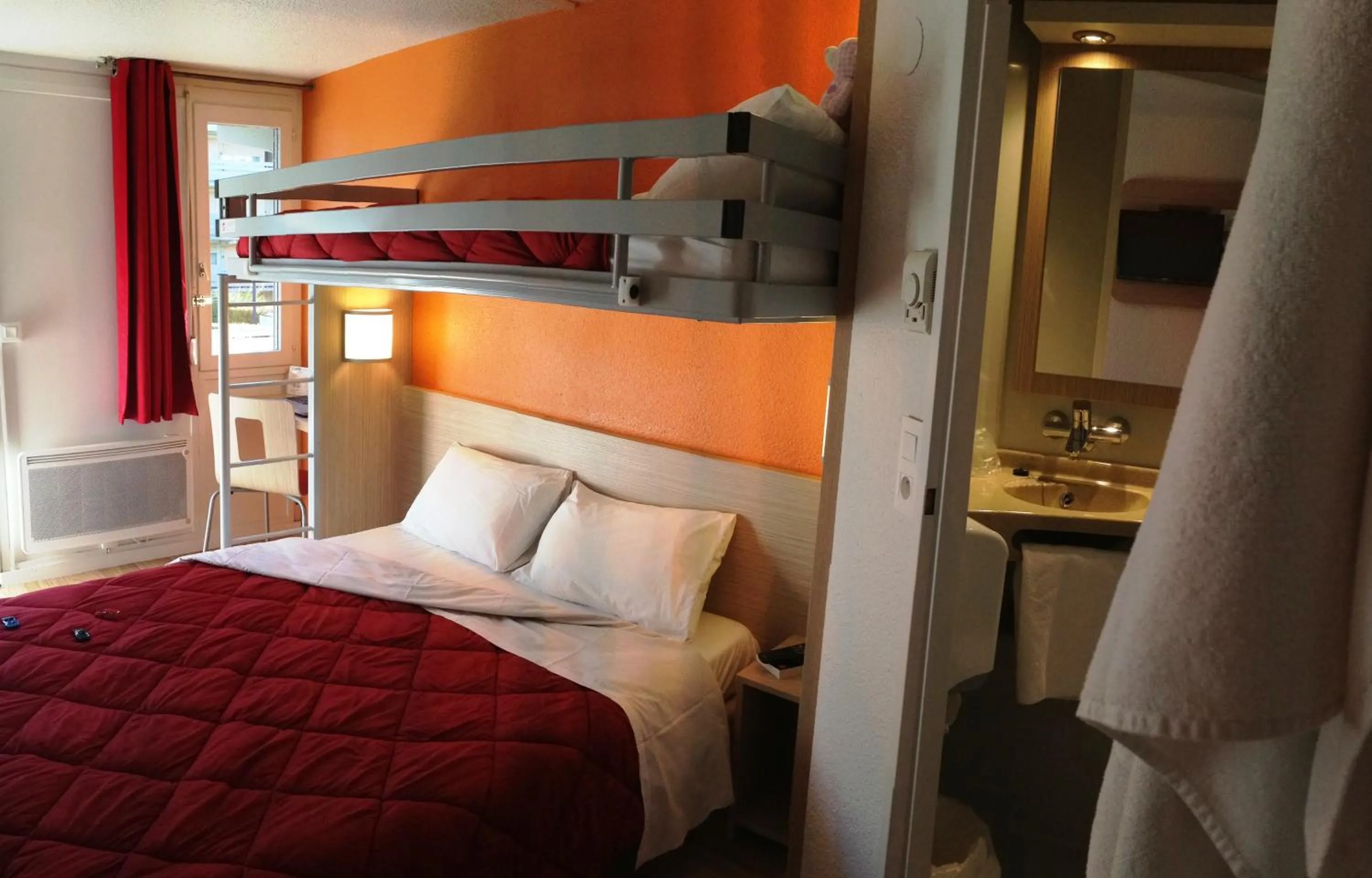 Bedroom, Bed in Premiere Classe Marne la Vallée - Torcy