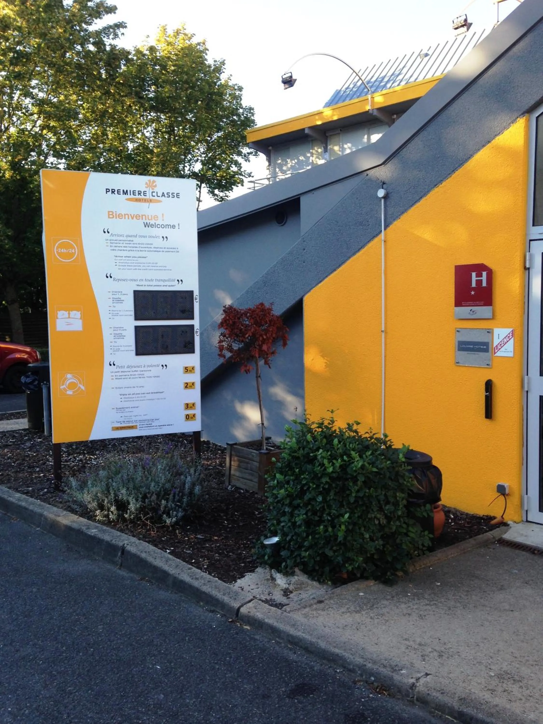 Facade/entrance in Premiere Classe Marne la Vallée - Torcy