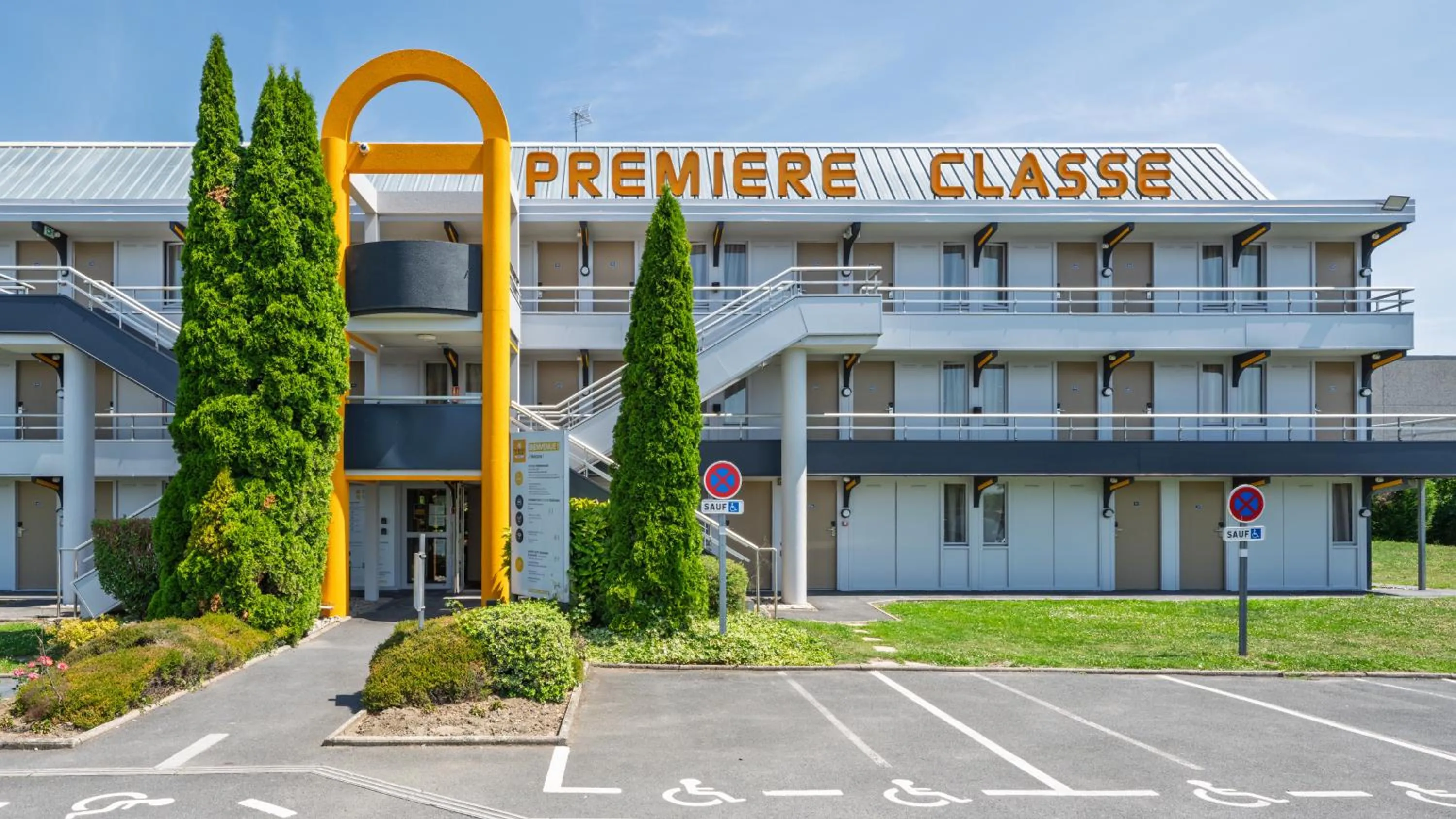Facade/entrance in Premiere Classe Villepinte Centre - Parc des Expositions