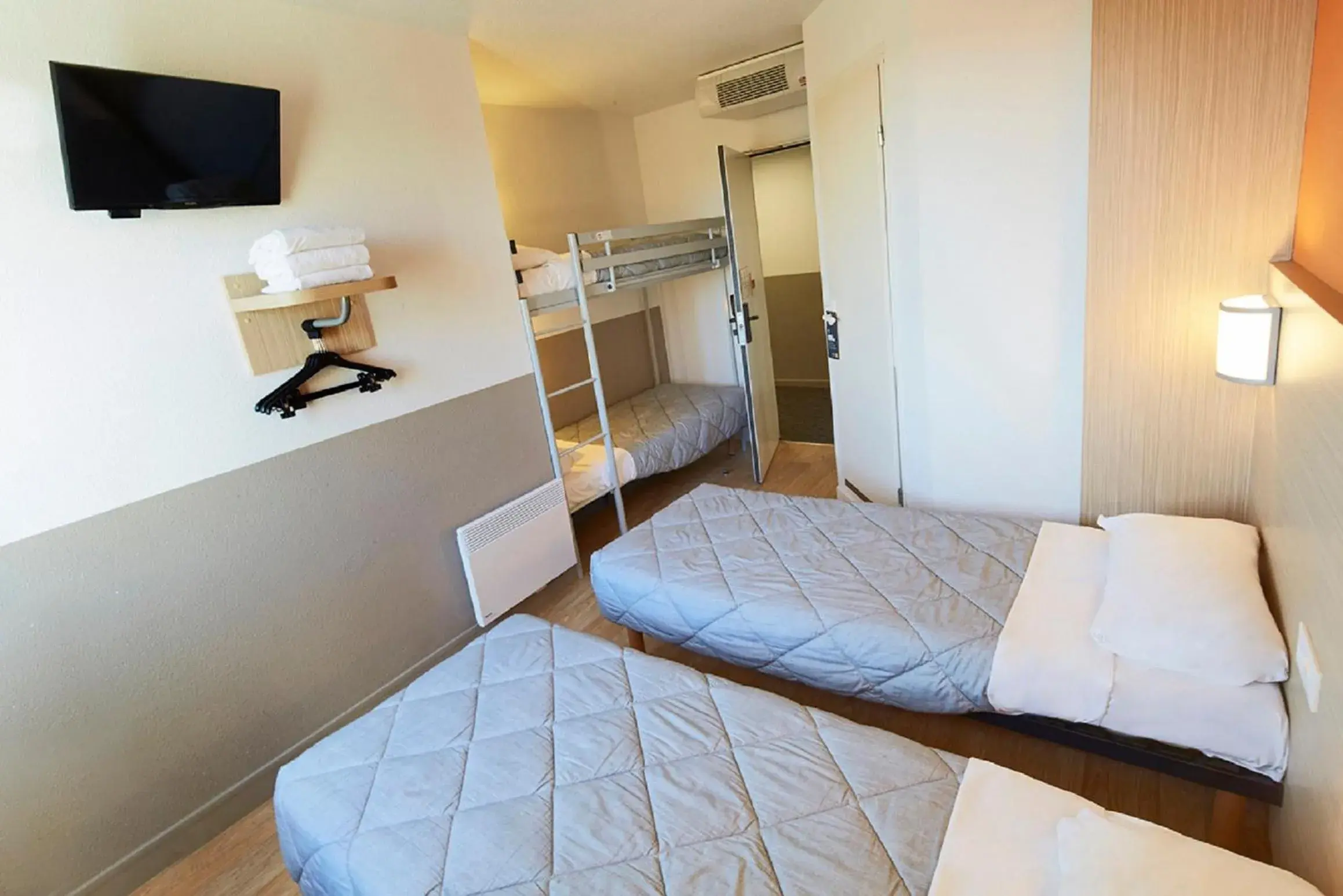 Quadruple Room with 4 Single Beds in Première Classe Marne la Vallée - Bussy Saint Georges Quadruple Room with 4 Single Beds in Première Classe Marne la Vallée - Bussy Saint Georges