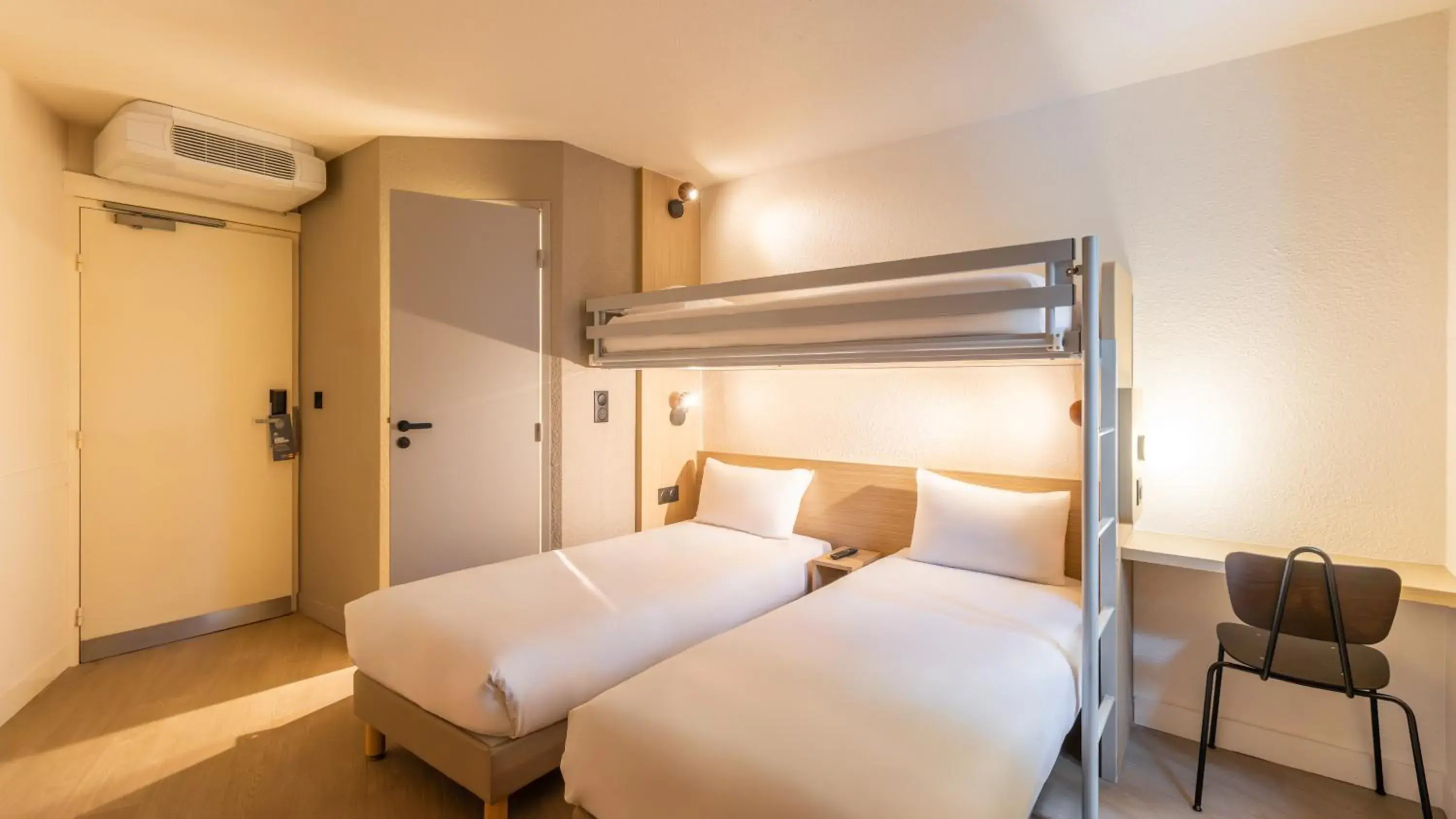 Standard Queen Room with Three Bunk Beds in Première Classe Marne la Vallée - Bussy Saint Georges Standard Queen Room with Three Bunk Beds in Première Classe Marne la Vallée - Bussy Saint Georges