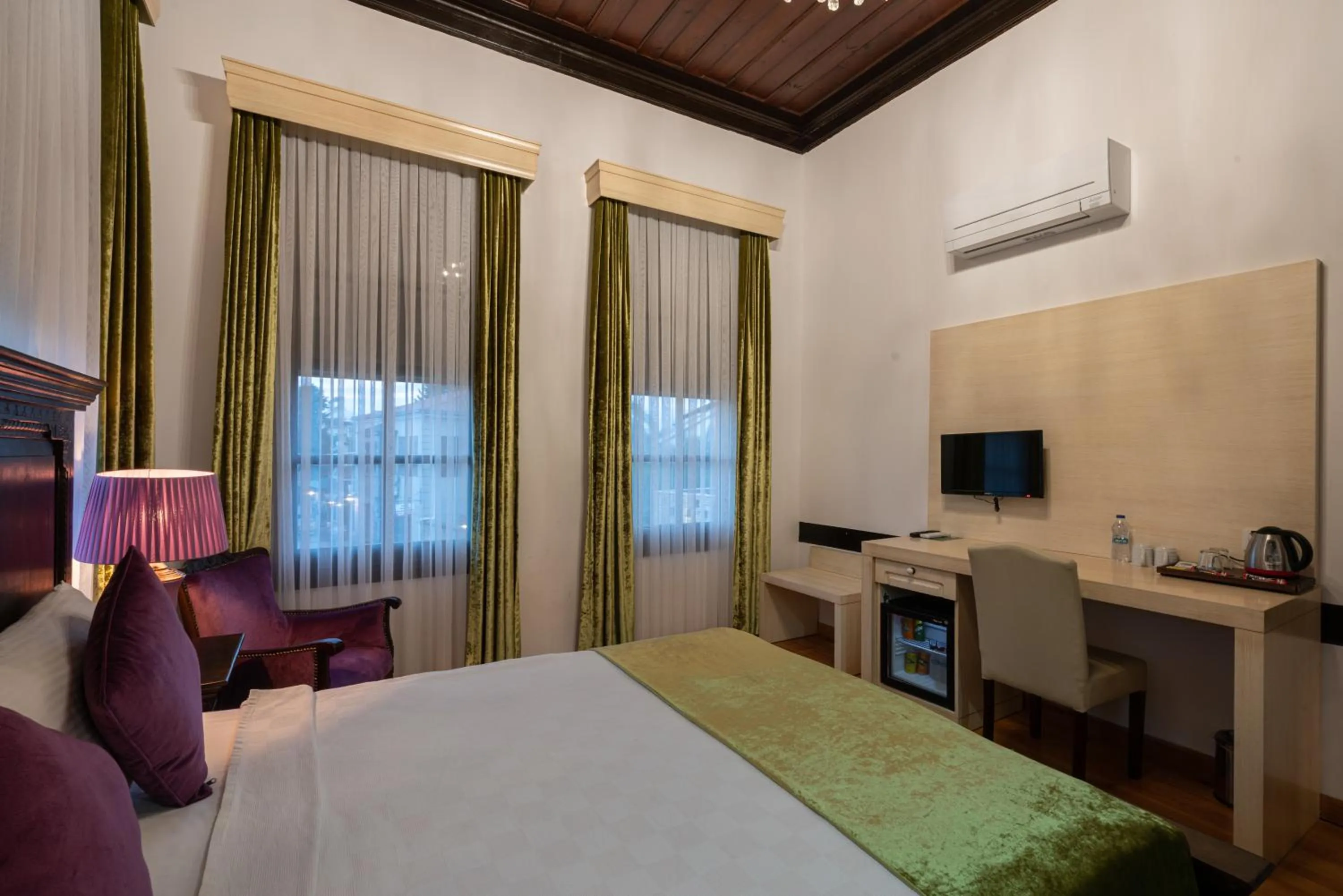 Photo of the whole room, Bed in Cedrus Hotel