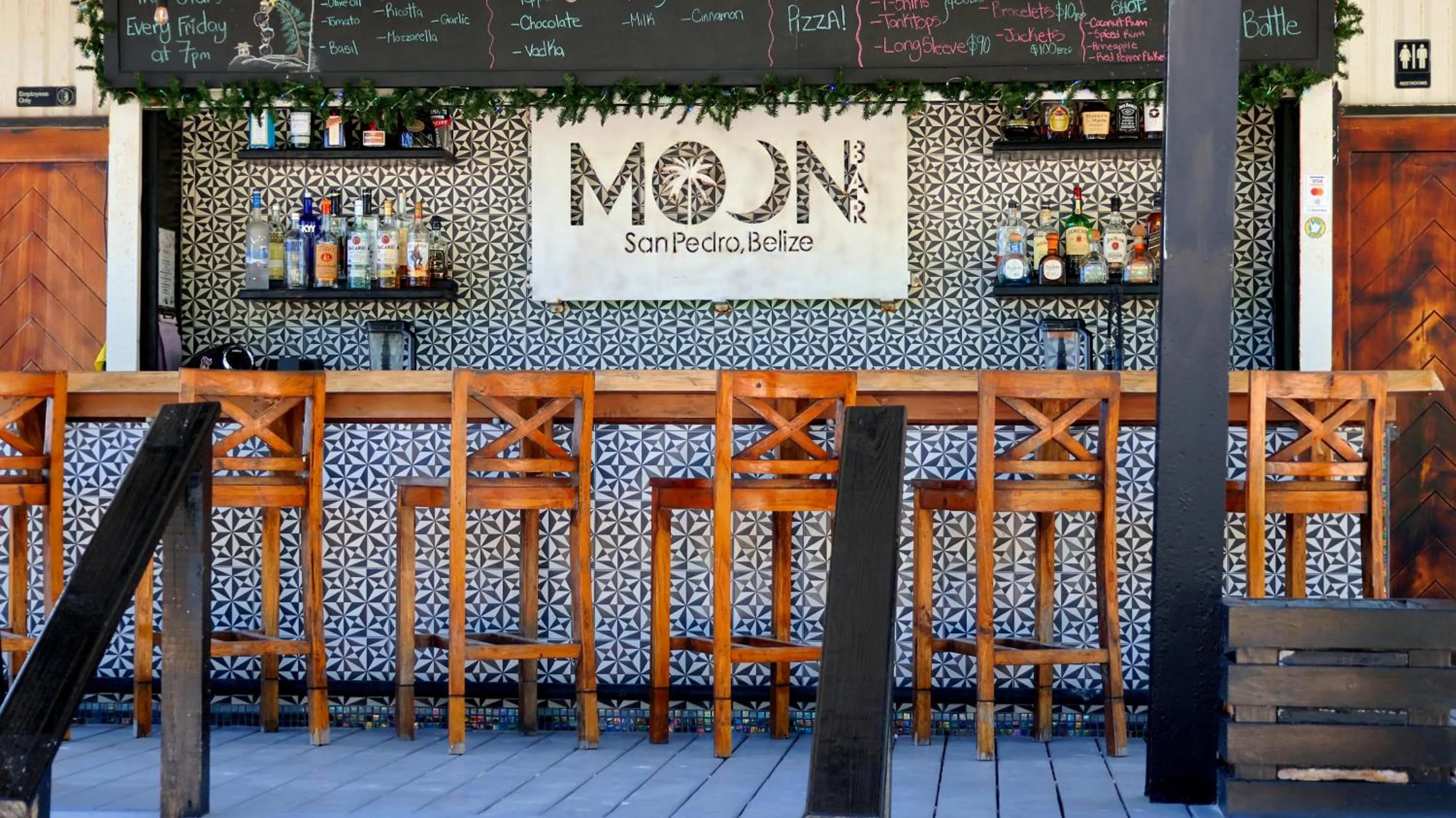 Restaurant/places to eat in Mangata Villas Adults Only