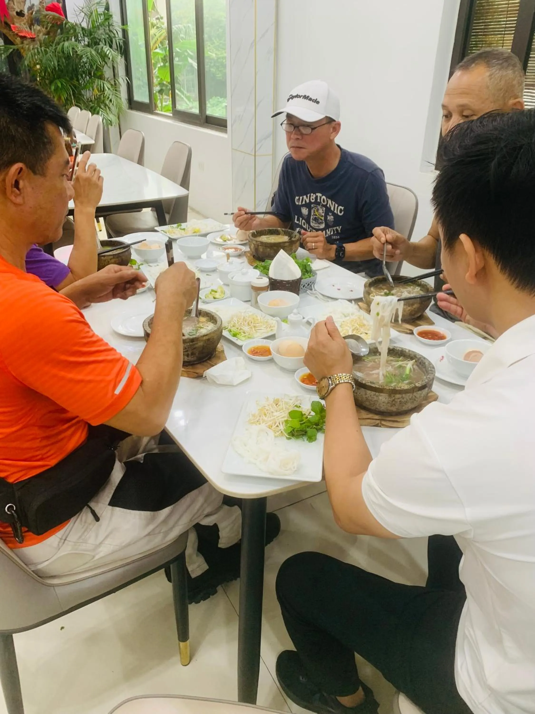 Restaurant/places to eat in TAM COC SUNSHINE HOTEL