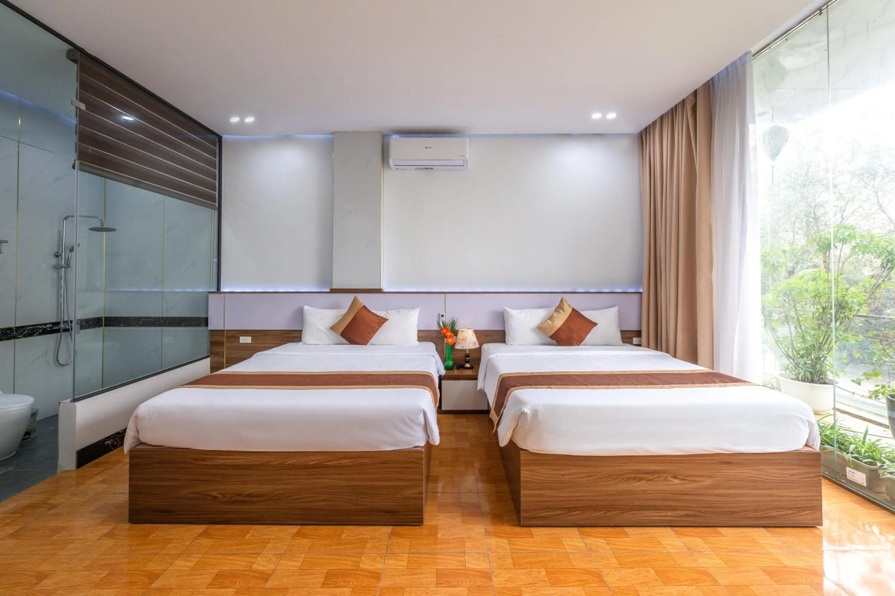 Toilet, Bed in TAM COC SUNSHINE HOTEL