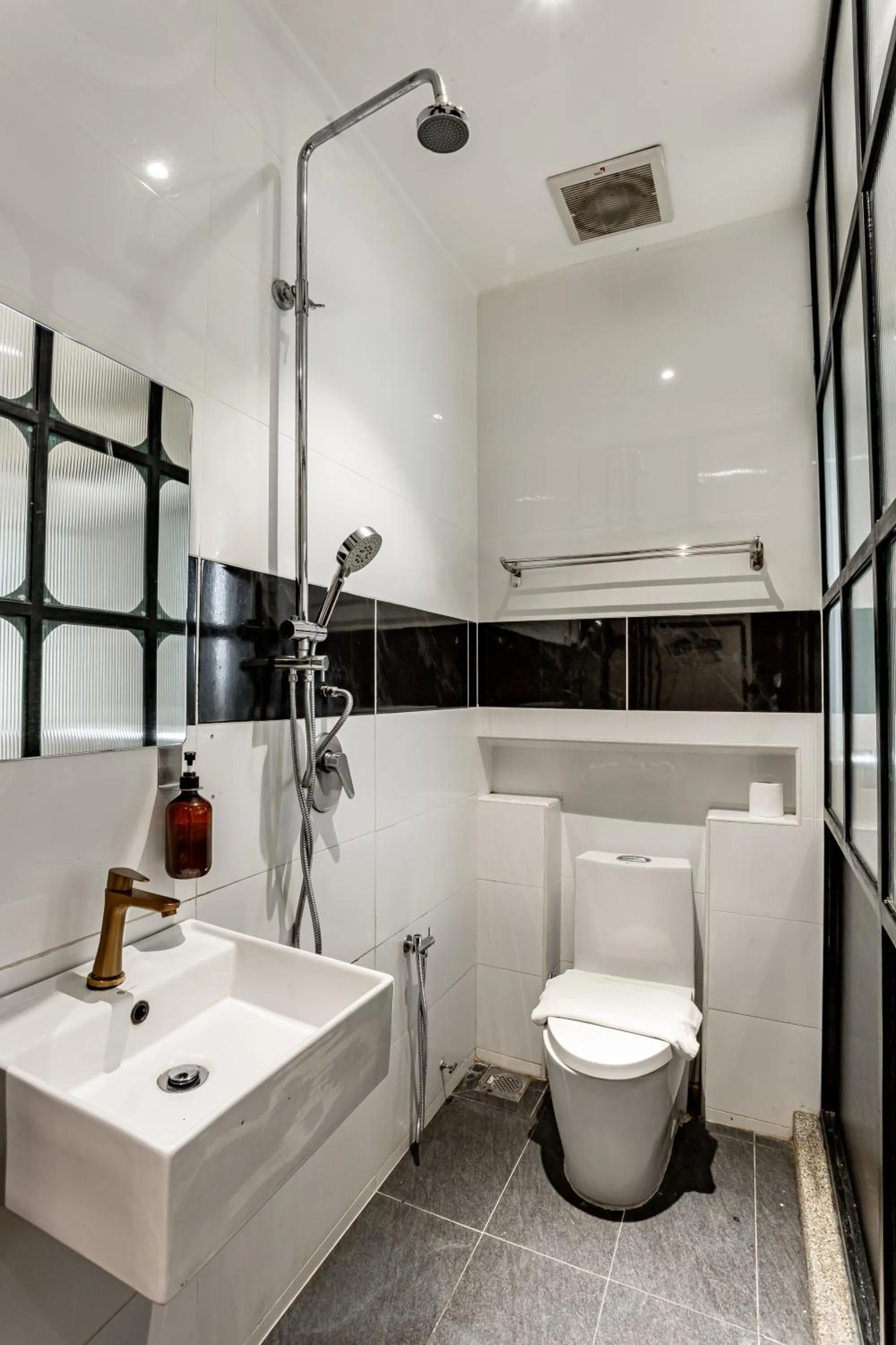 Toilet in Earnest Hotel Georgetown