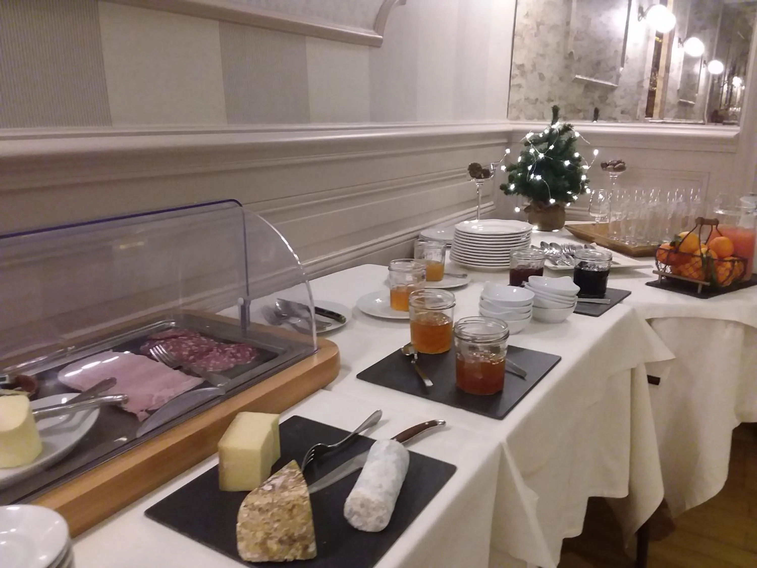 Meals in Hostellerie d'Héloïse Logis