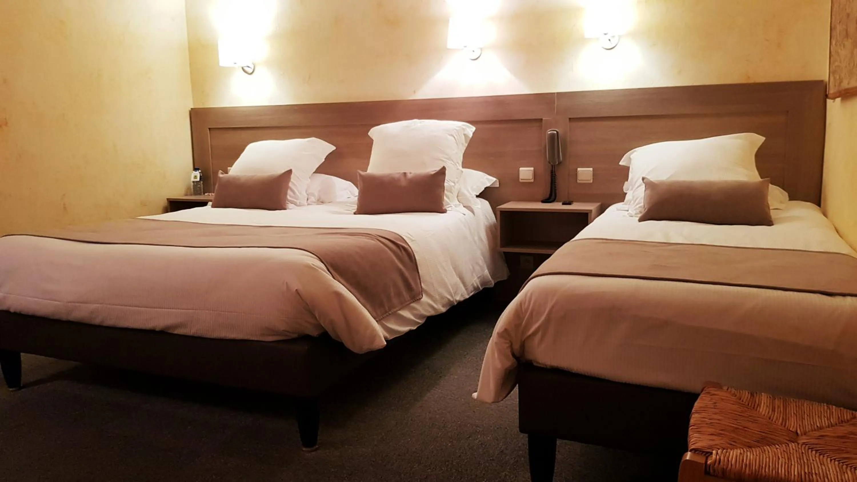 Bed in Hostellerie d'Héloïse Logis