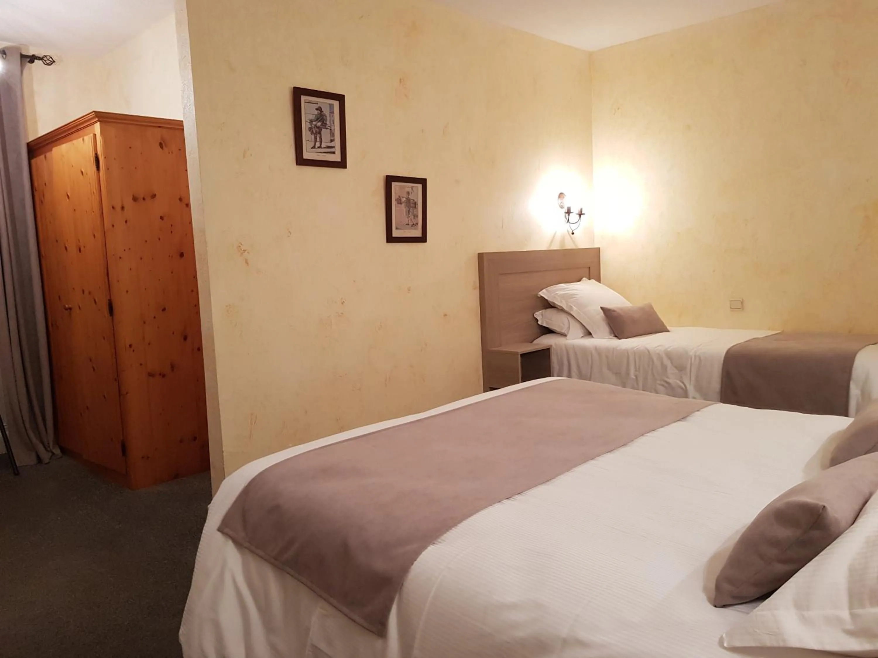 Bed in Hostellerie d'Héloïse Logis