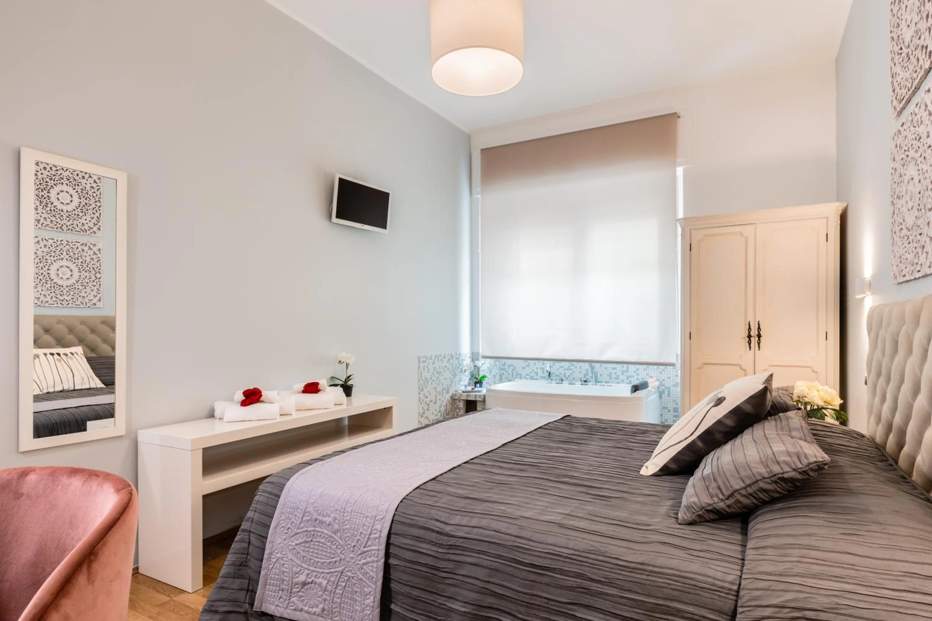 Photo of the whole room, Bed in Fior Di Loto Rooms