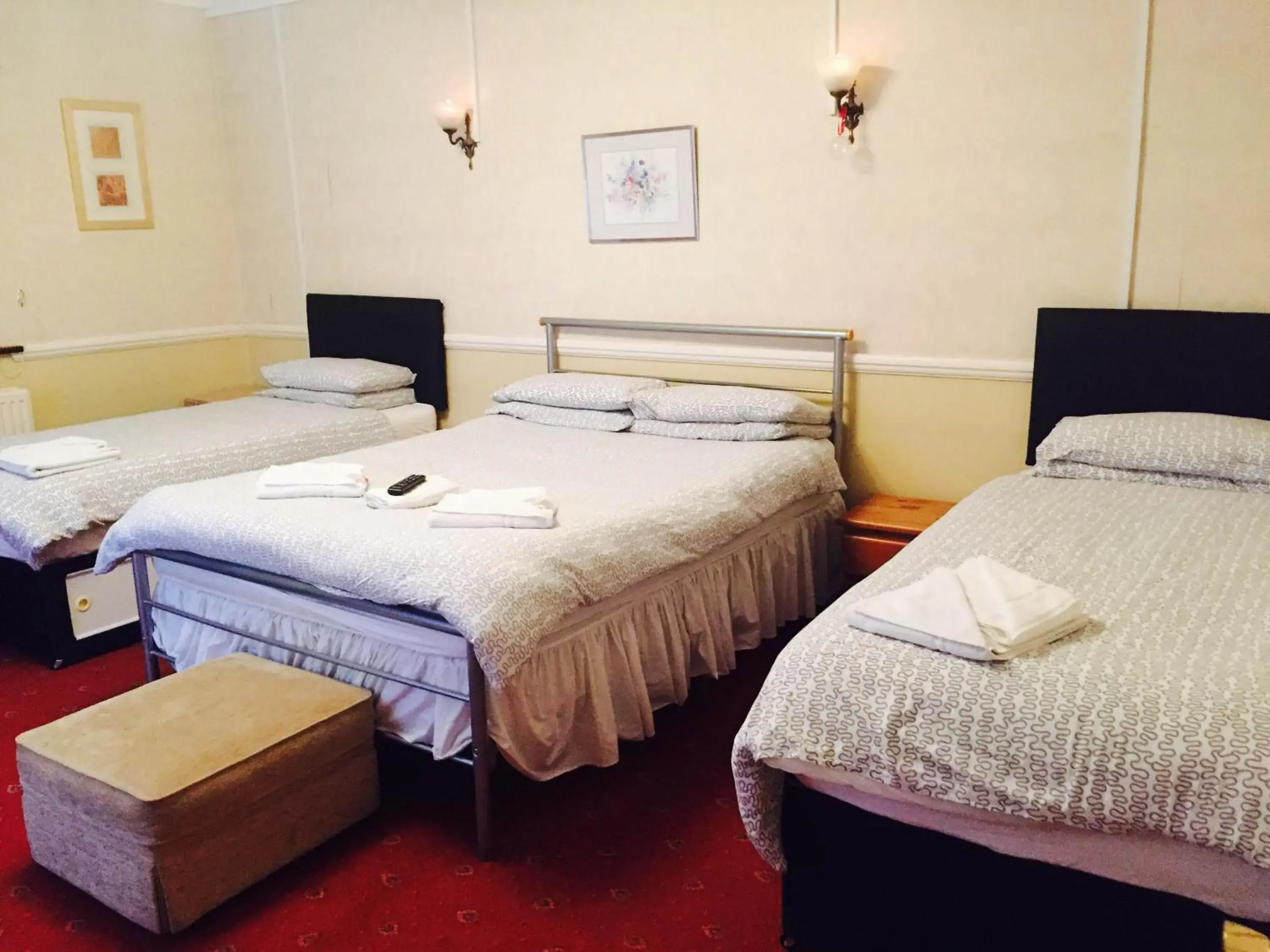 Family Room in Welbeck Hotel - Close to Beach, Train Station & Southend Airport Family Room in Welbeck Hotel - Close to Beach, Train Station & Southend Airport