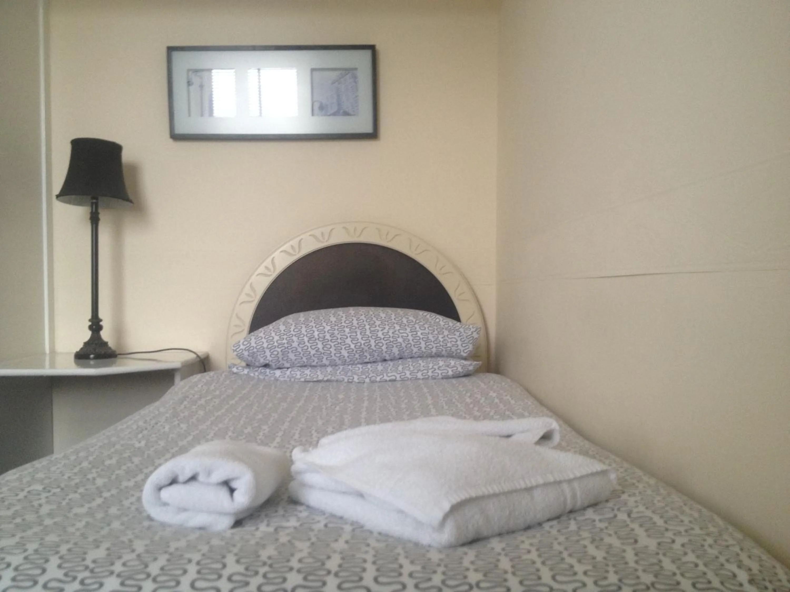 Bed in Welbeck Hotel - Close to Beach, Train Station & Southend Airport