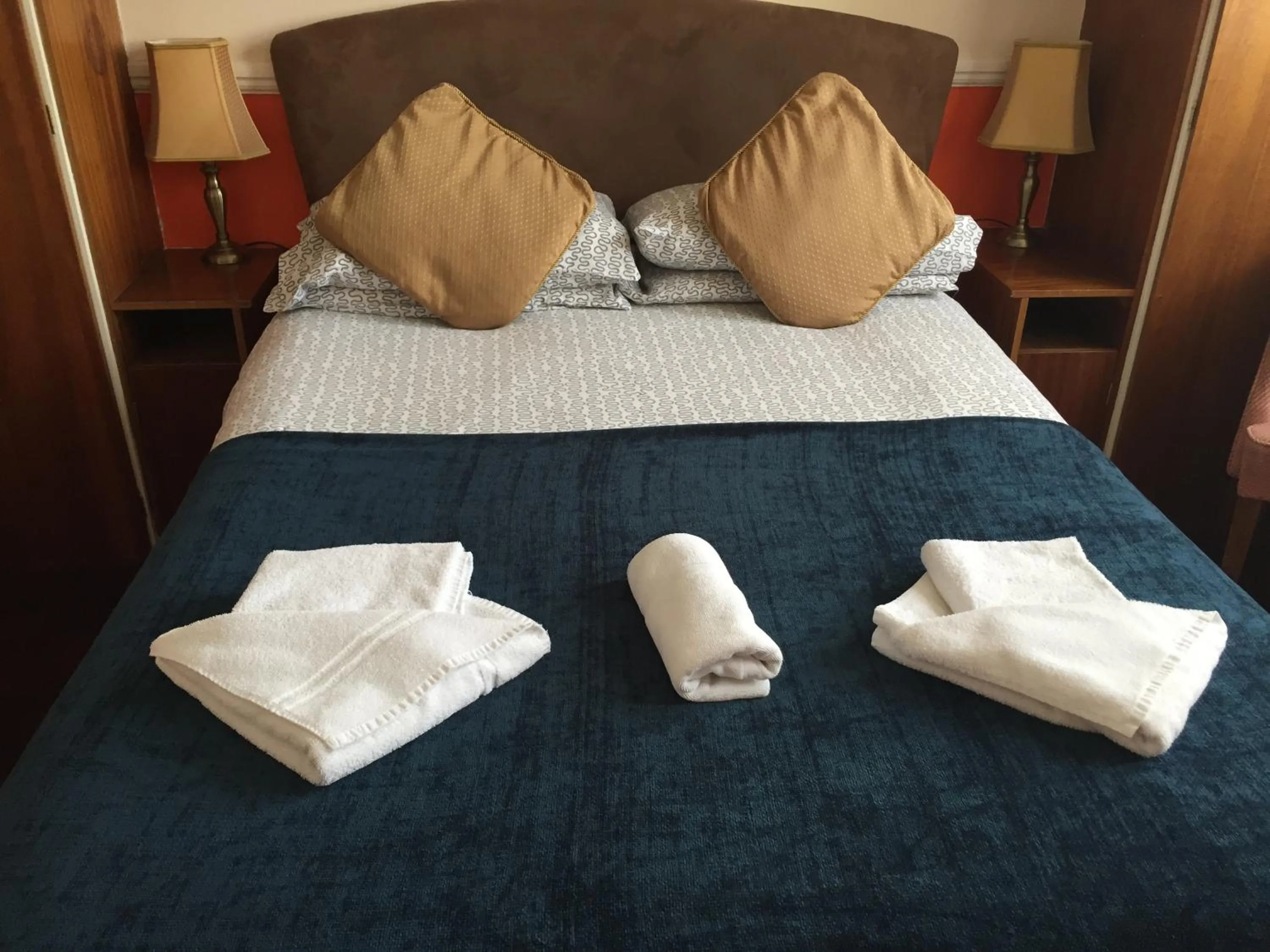 Bed in Welbeck Hotel - Close to Beach, Train Station & Southend Airport