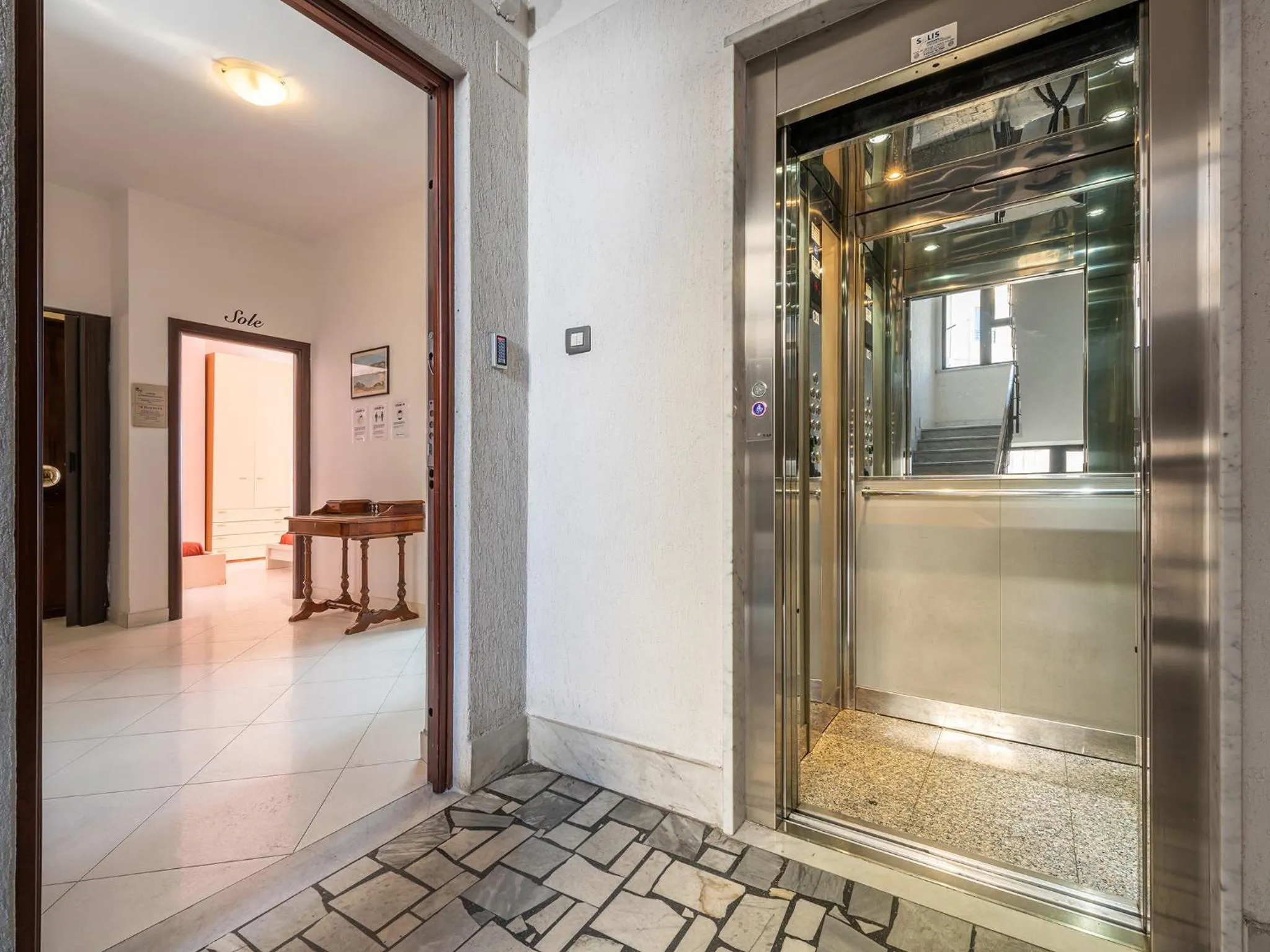 Facade/entrance in Thanit Rooms