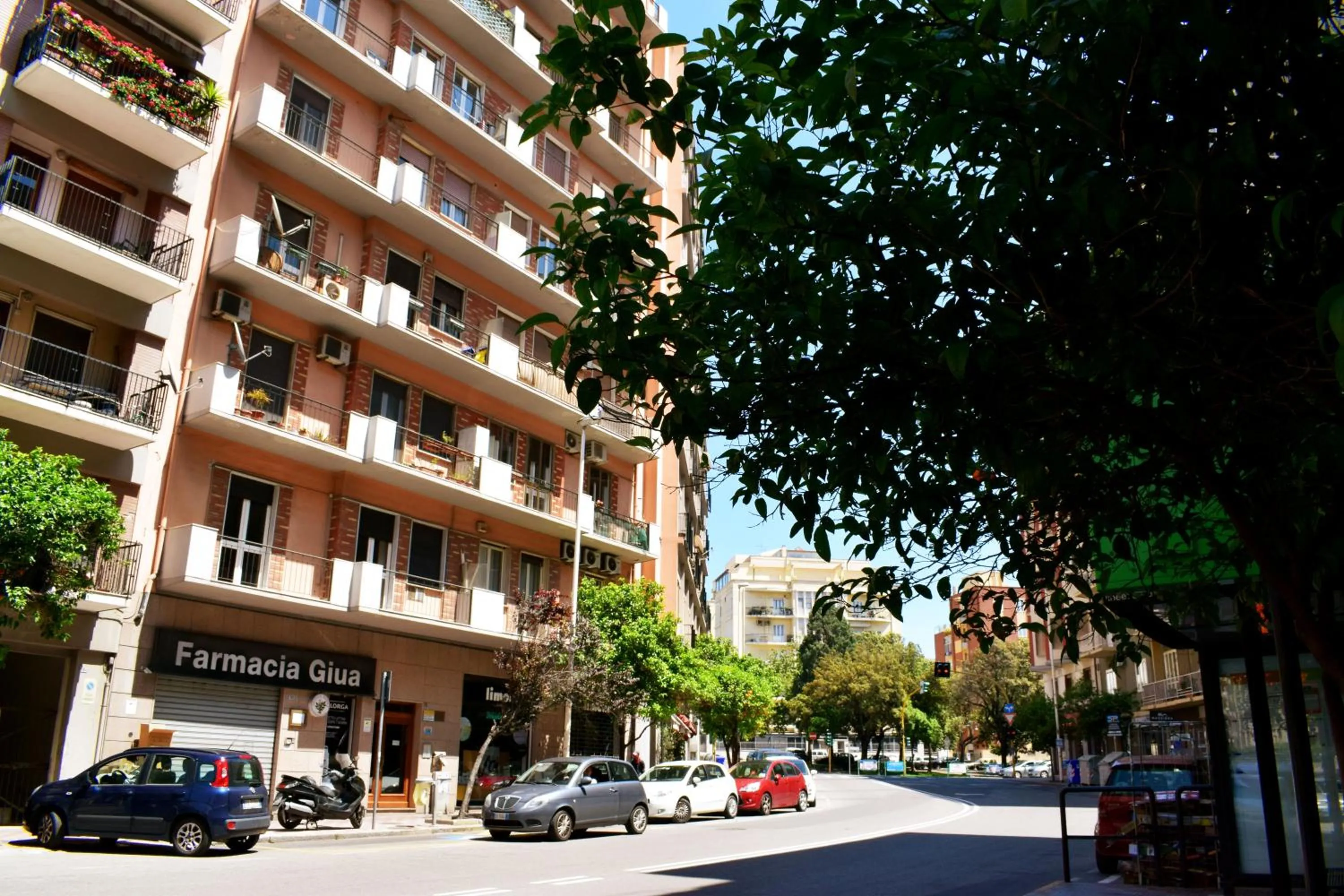 Property building in Thanit Rooms