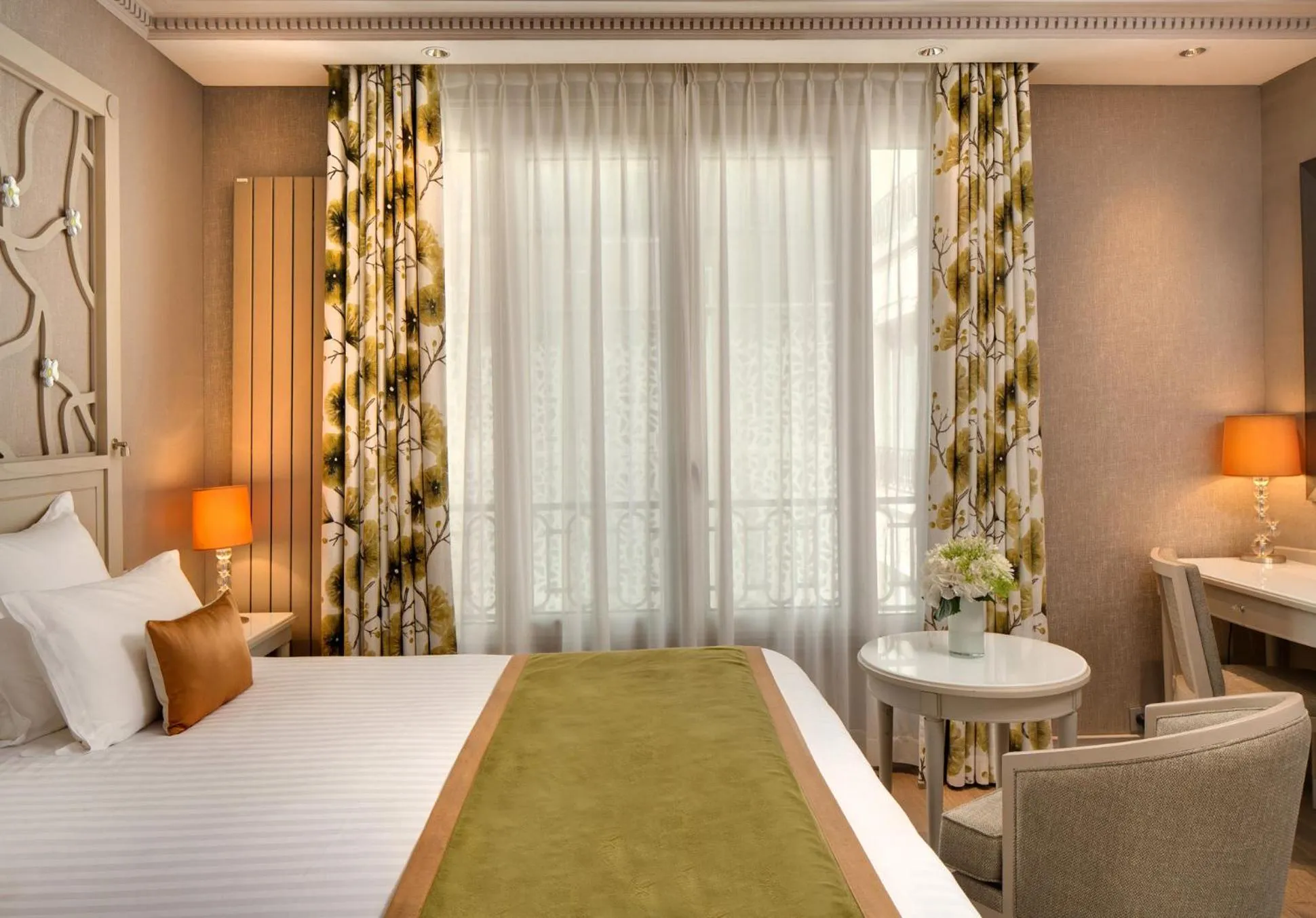 Bedroom, Bed in Rochester Champs Elysees