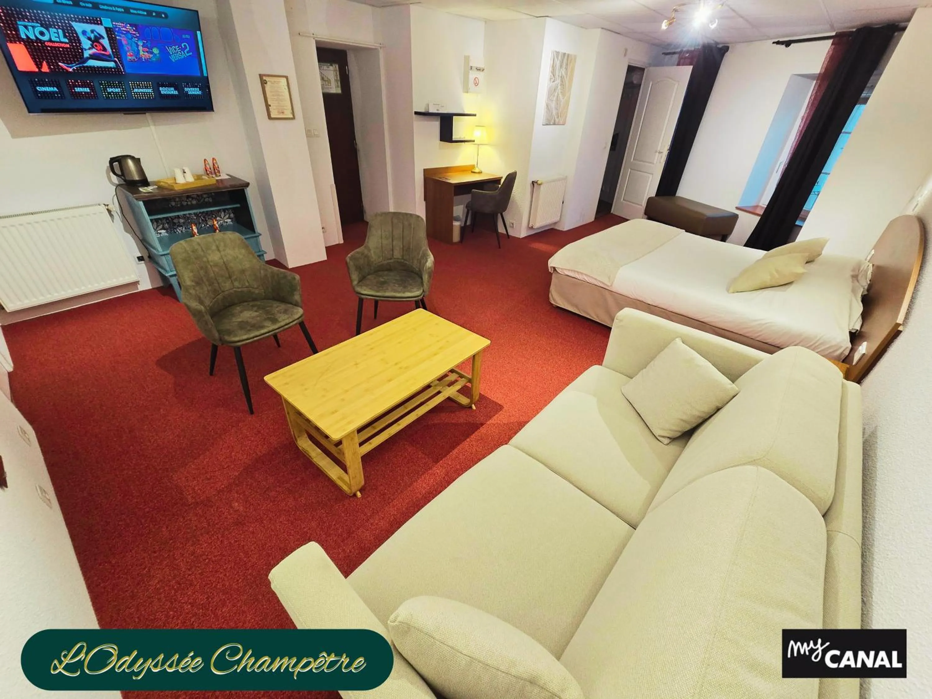 Communal lounge/ TV room in Logis Hôtel Restaurant L'Odyssée Champêtre