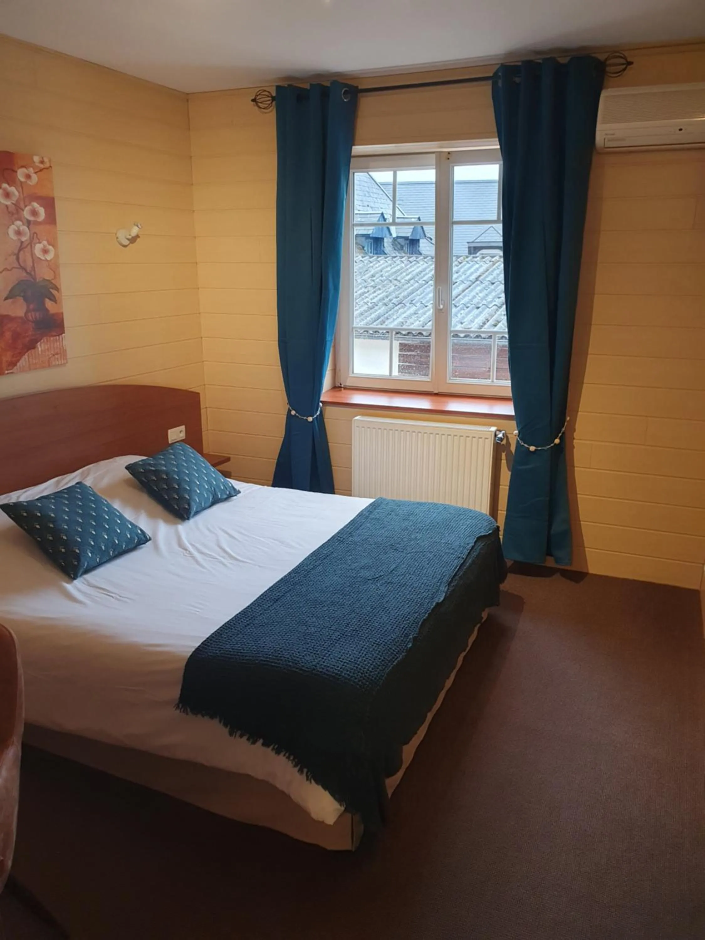 Bed in Logis Hôtel Restaurant L'Odyssée Champêtre