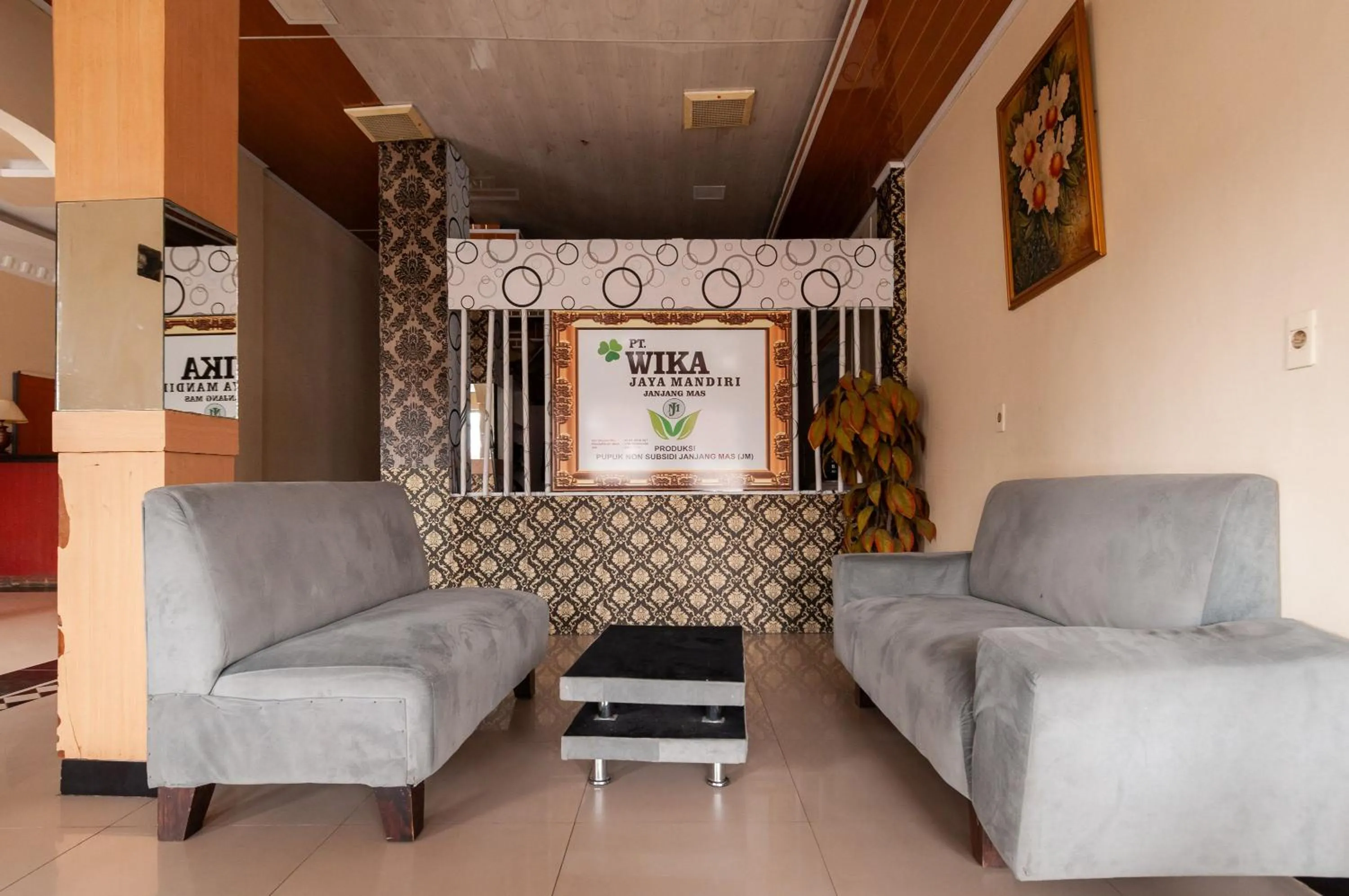 Living room in Urbanview Hotel Syariah Residence Medan by RedDoorz