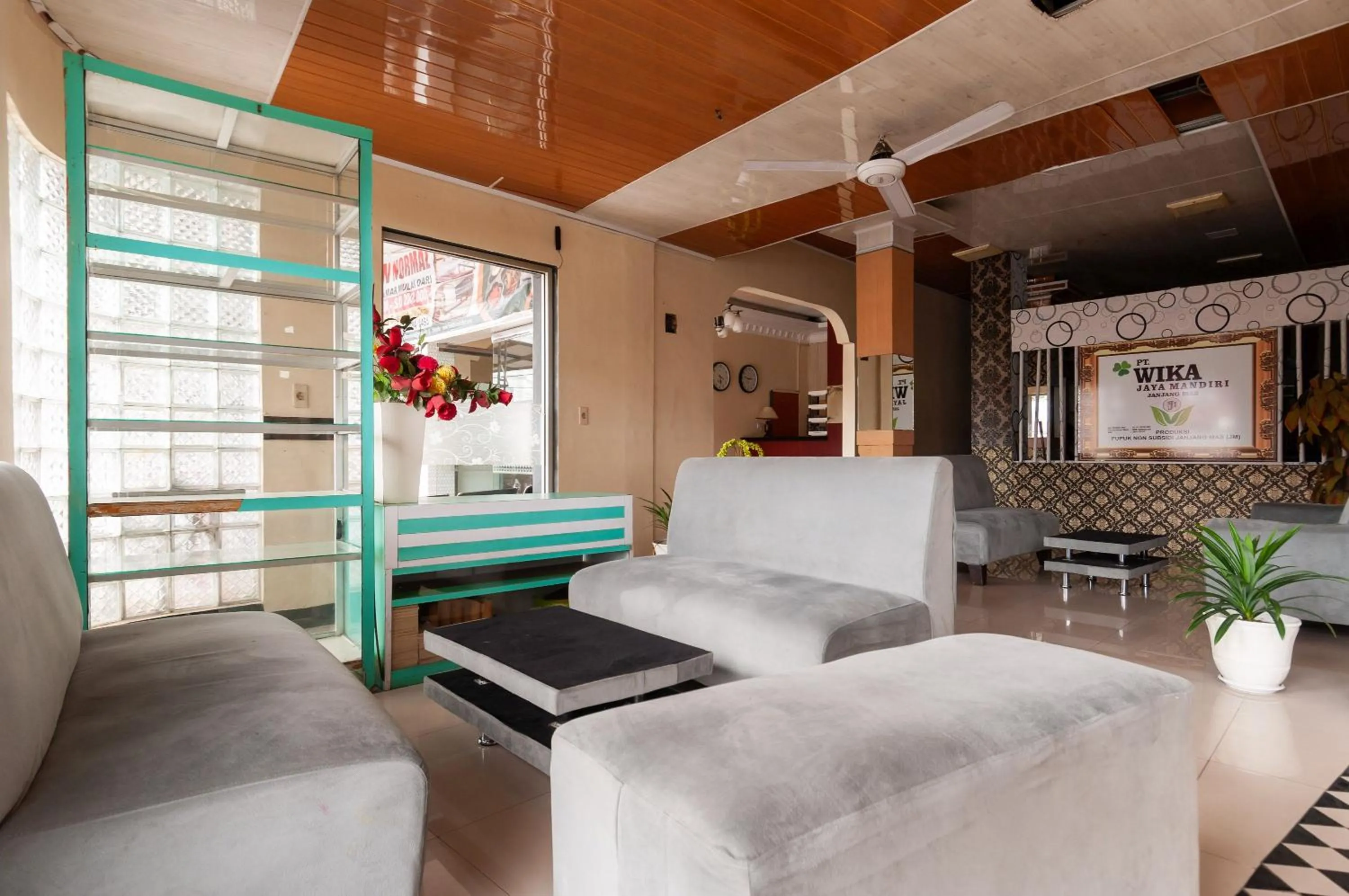 Living room in Urbanview Hotel Syariah Residence Medan by RedDoorz