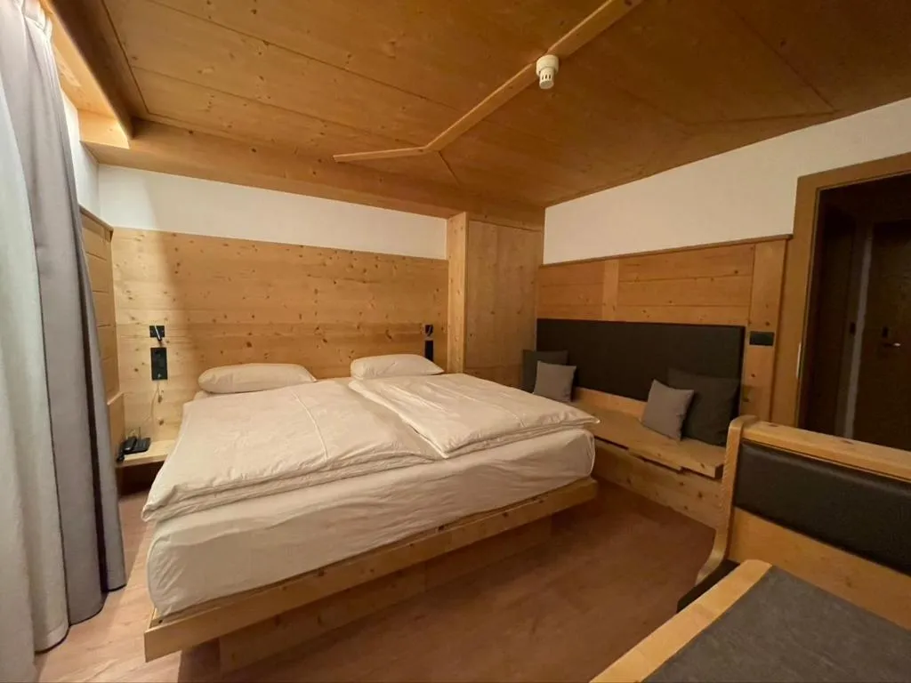 Bed in Hotel Des Alpes