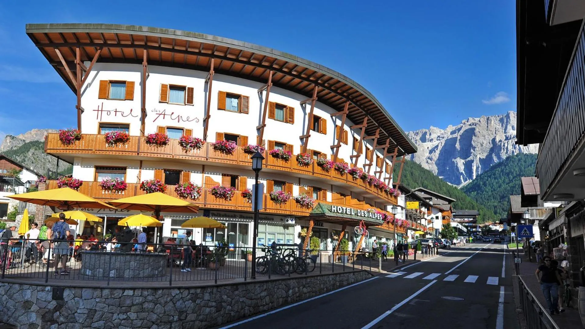 Property building in Hotel Des Alpes