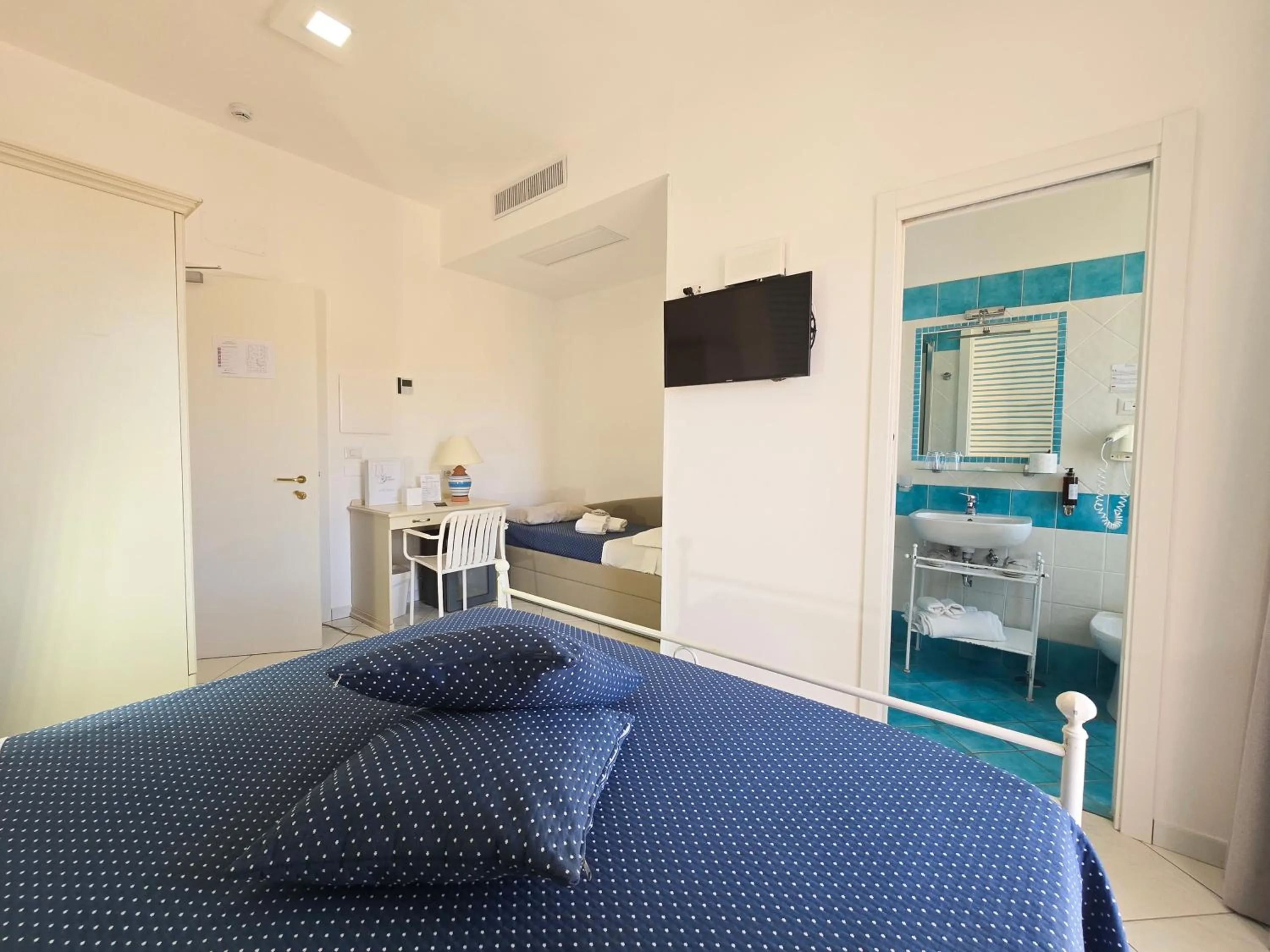 Bedroom, Bed in Hotel Calanca