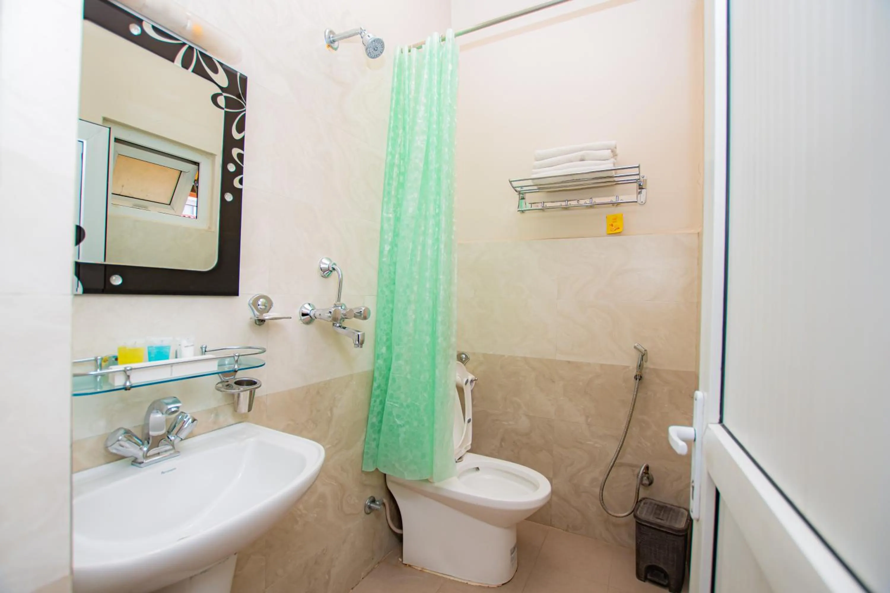 Shower in Busy Bee Resort, Pokhara