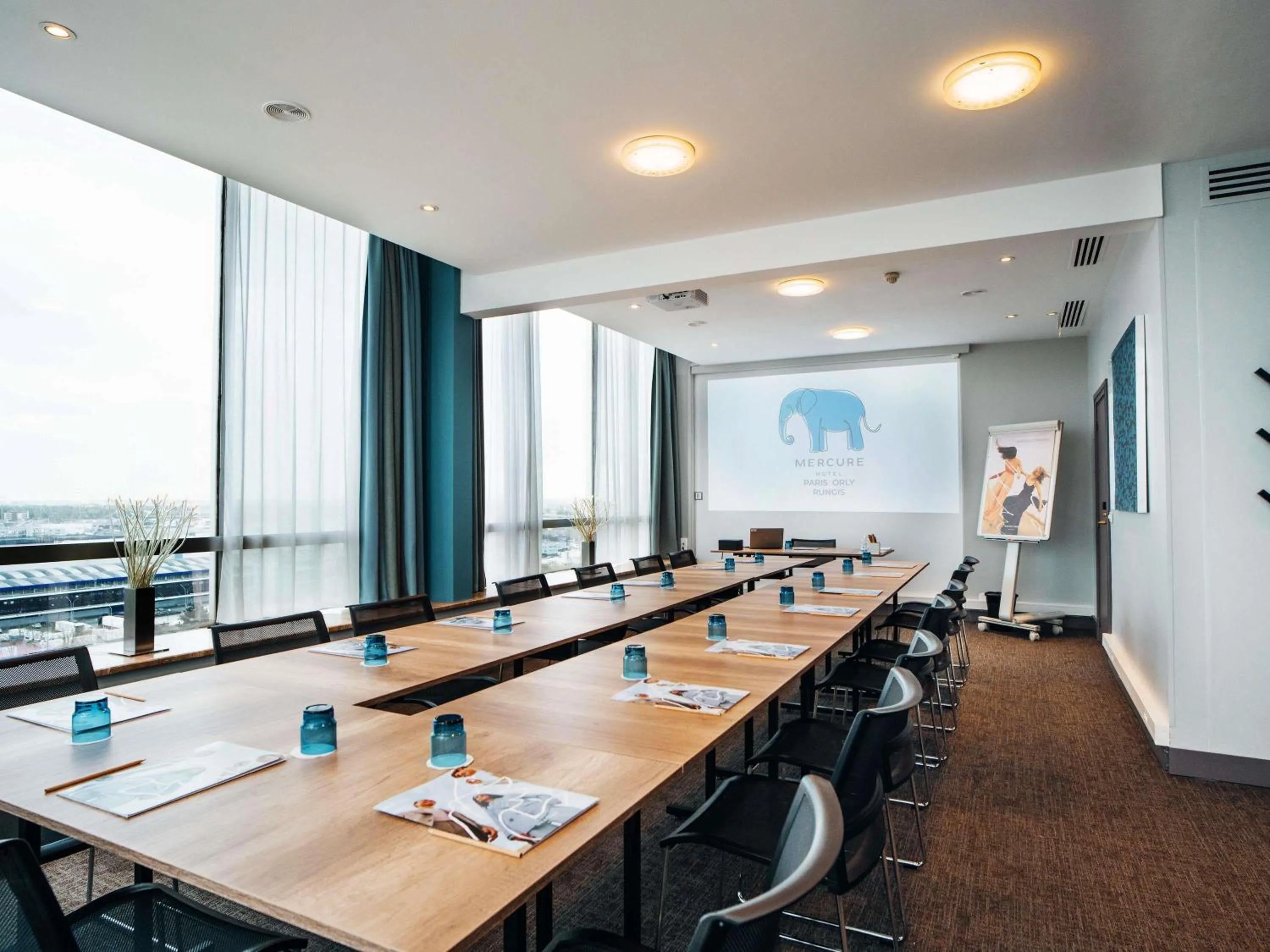 Property building in Mercure Paris Orly Rungis Aéroport