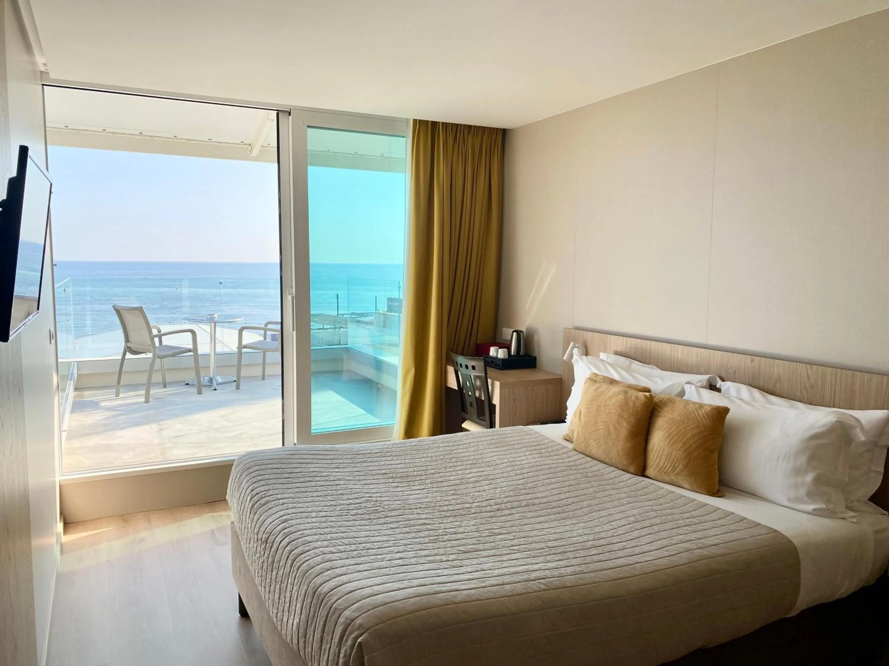 Sea view, Bed in Hôtel La Plage