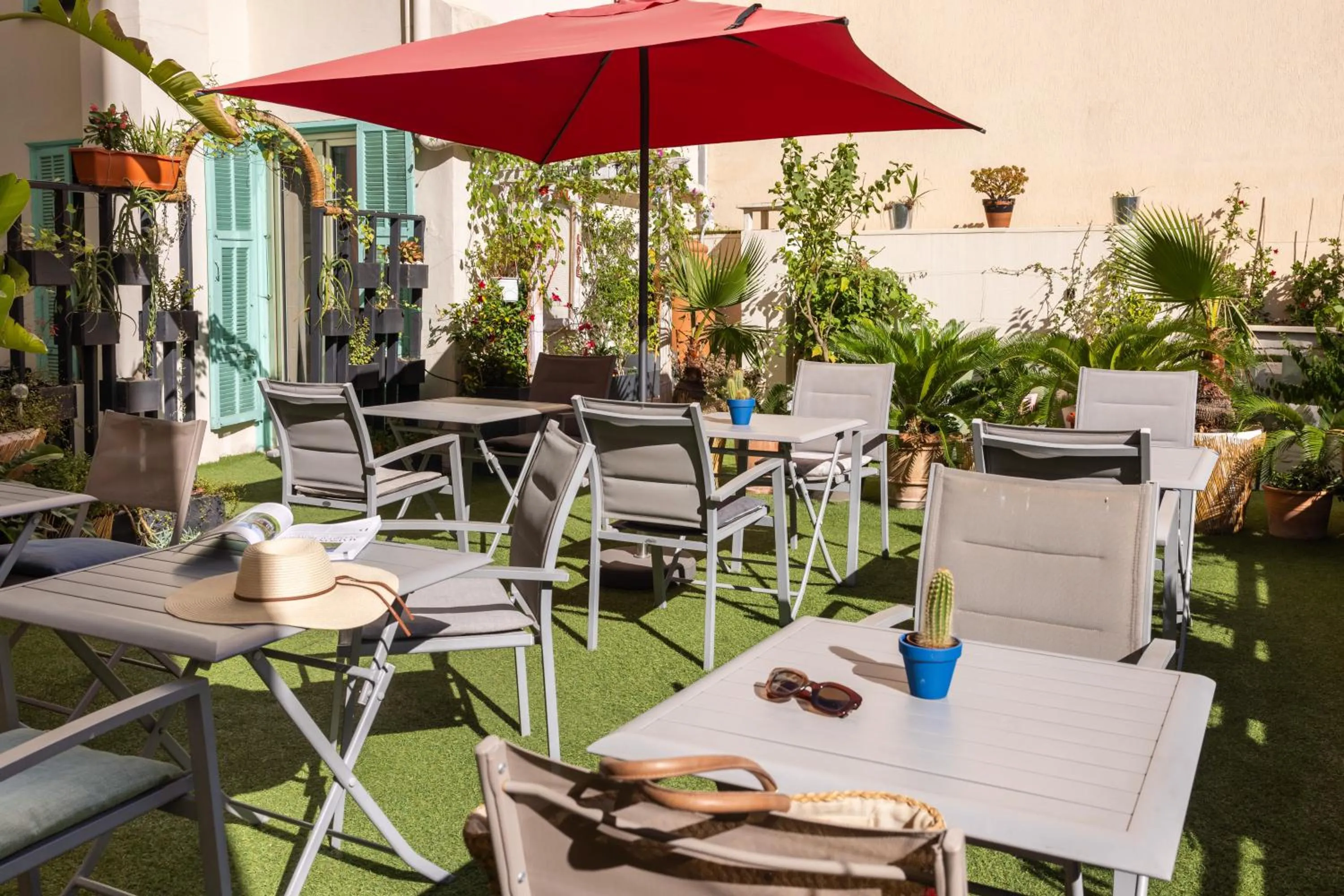 Patio in Hôtel Locarno Nice