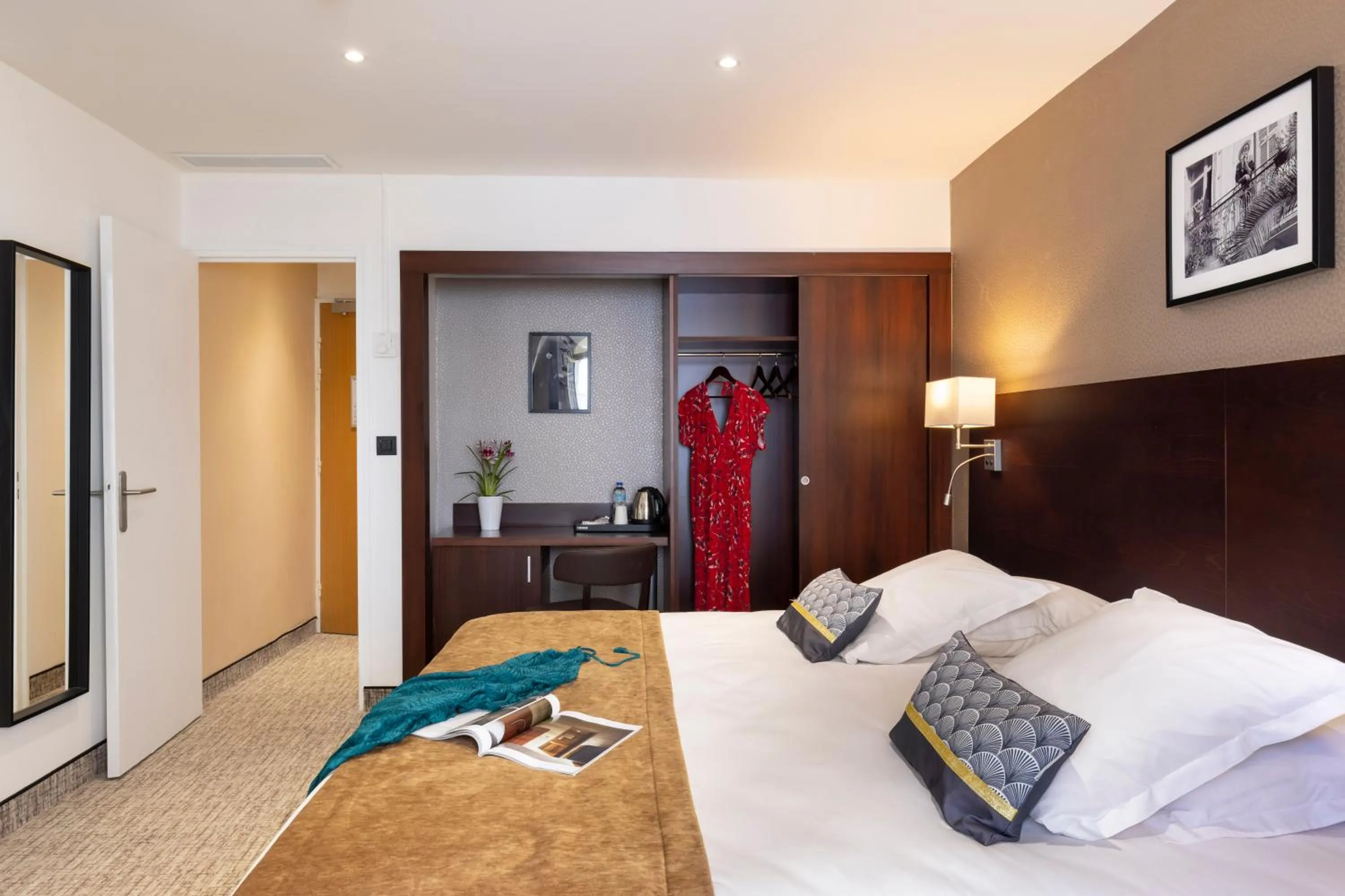 Bedroom, Bed in Hôtel Locarno Nice