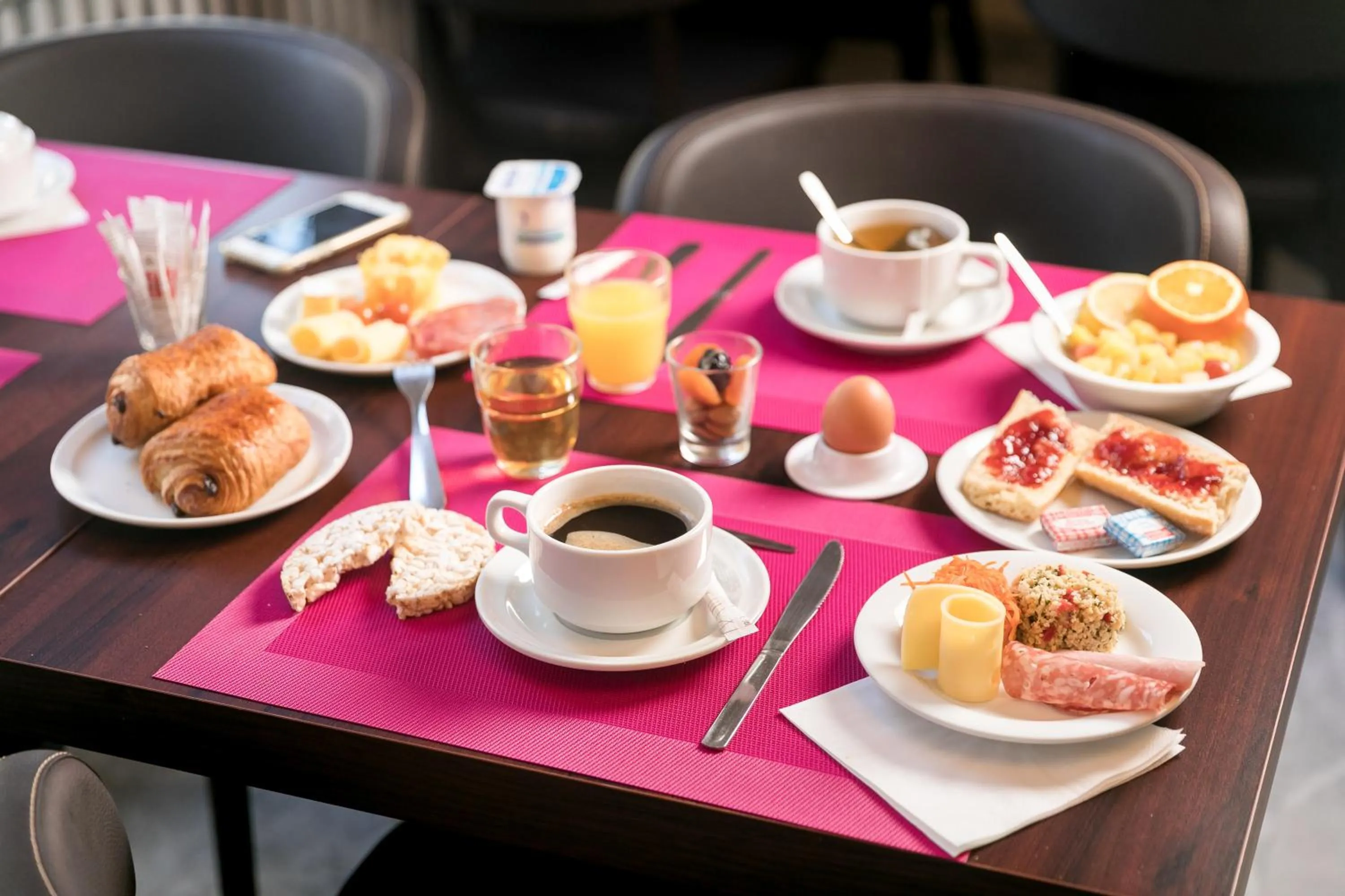 Food and drinks in Hôtel Locarno Nice