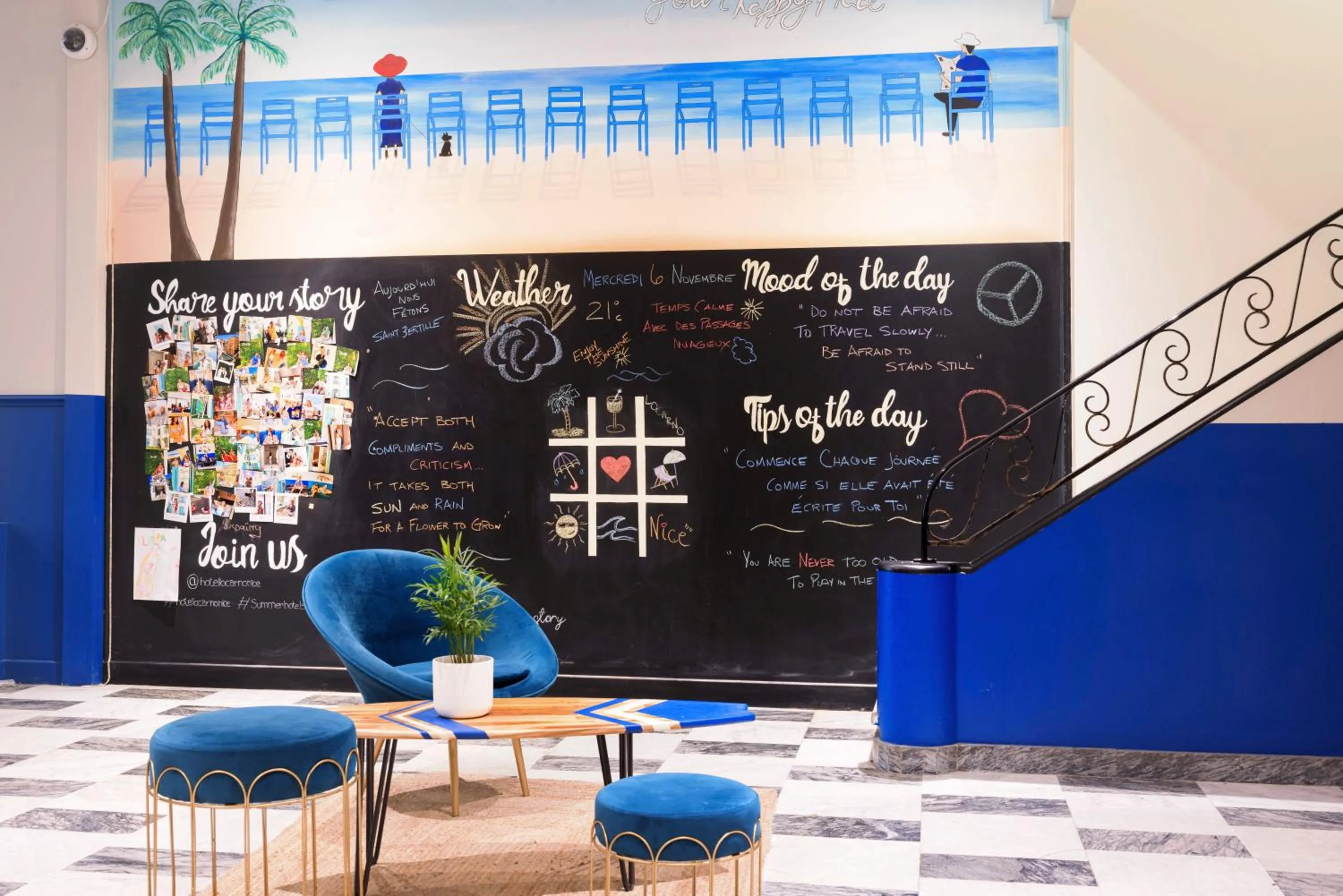 Seating area in Hôtel Locarno Nice