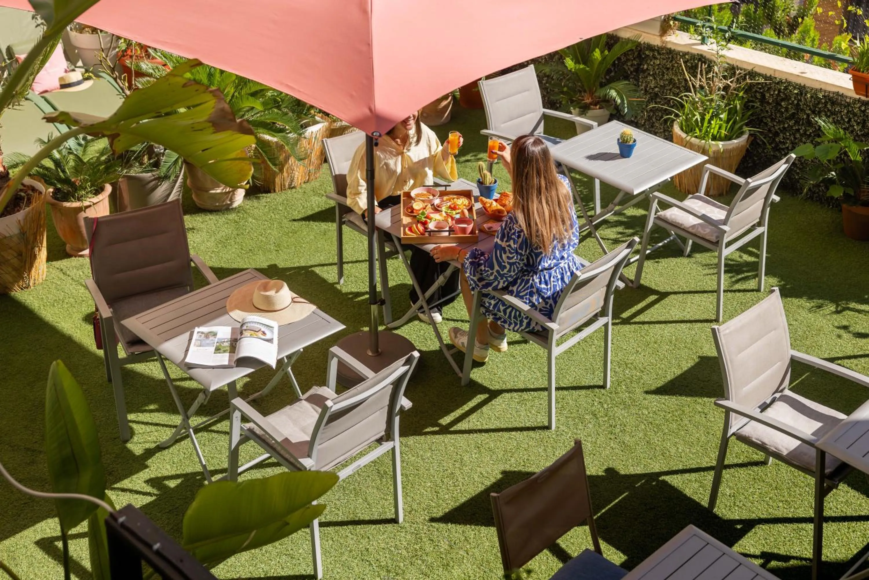 Patio in Hôtel Locarno Nice