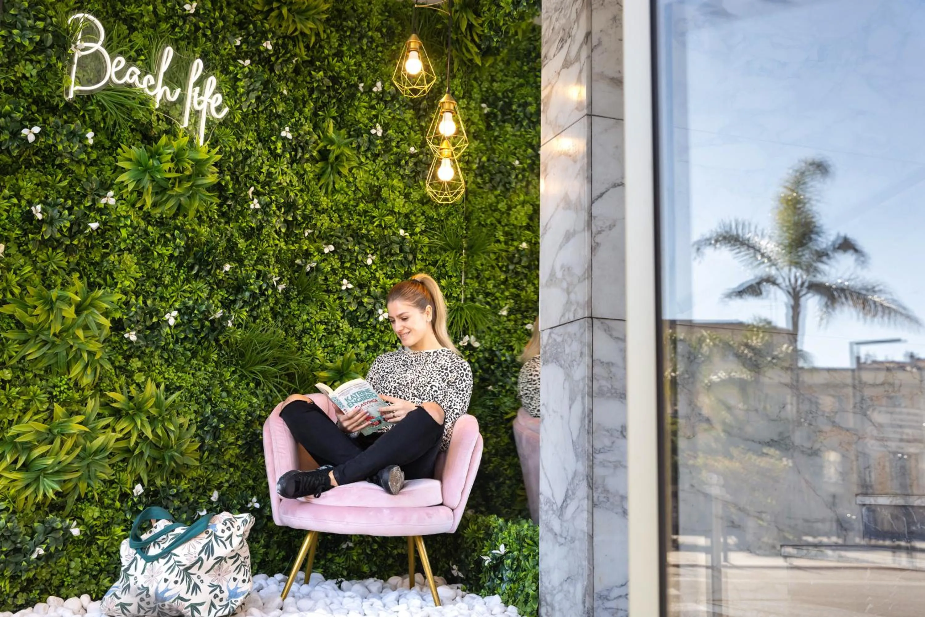 Facade/entrance in Hôtel Locarno Nice