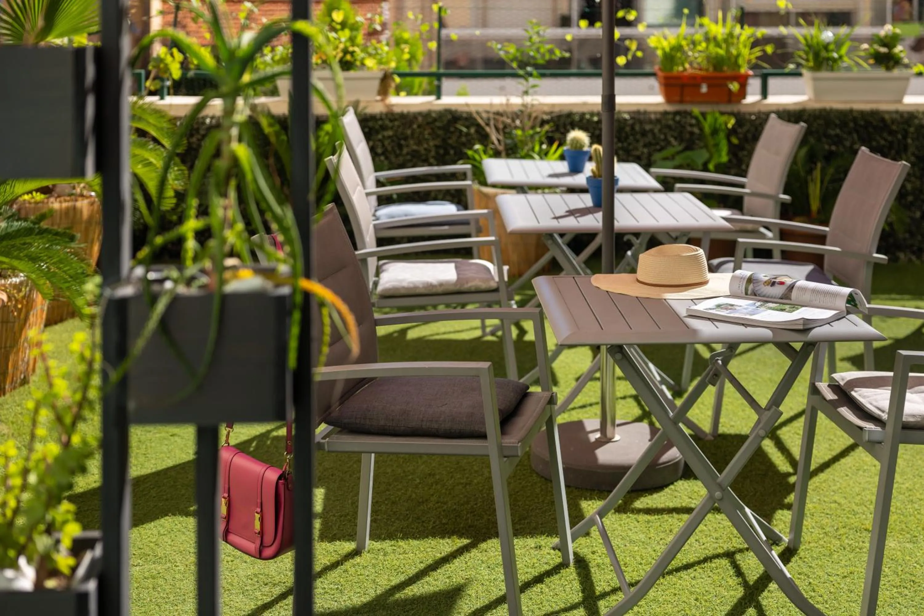 Patio in Hôtel Locarno Nice