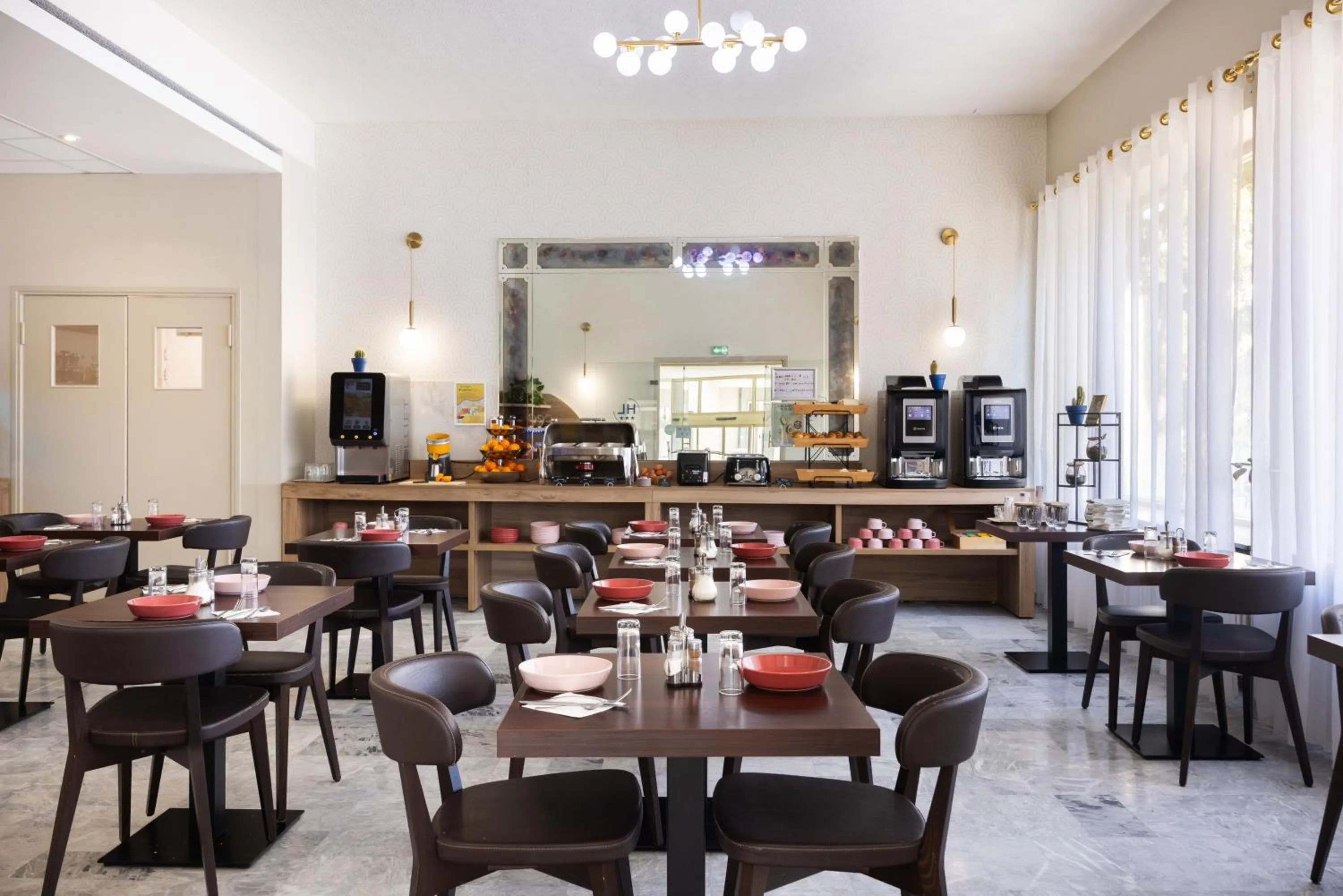 Restaurant/places to eat in Hôtel Locarno Nice