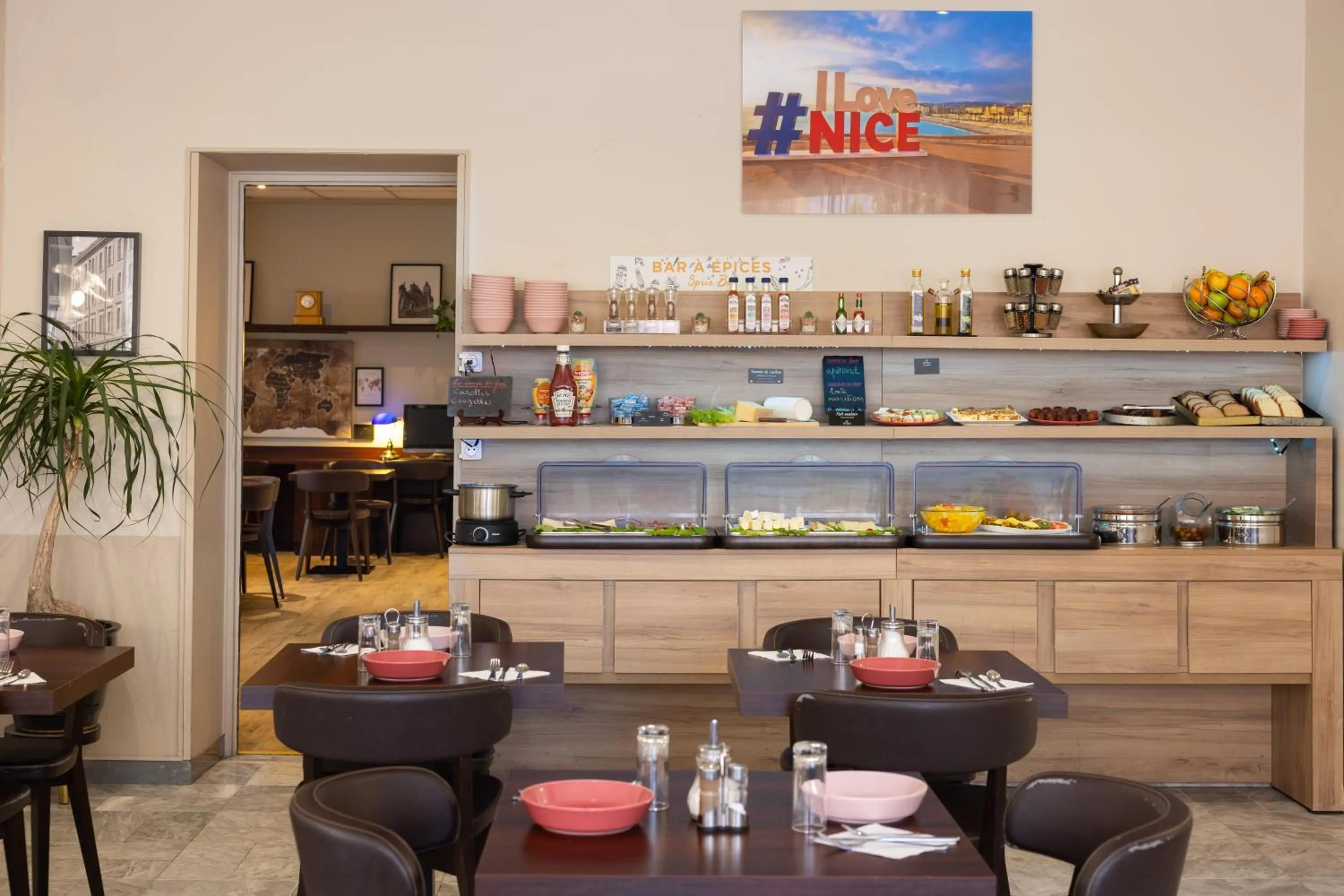 Restaurant/places to eat in Hôtel Locarno Nice