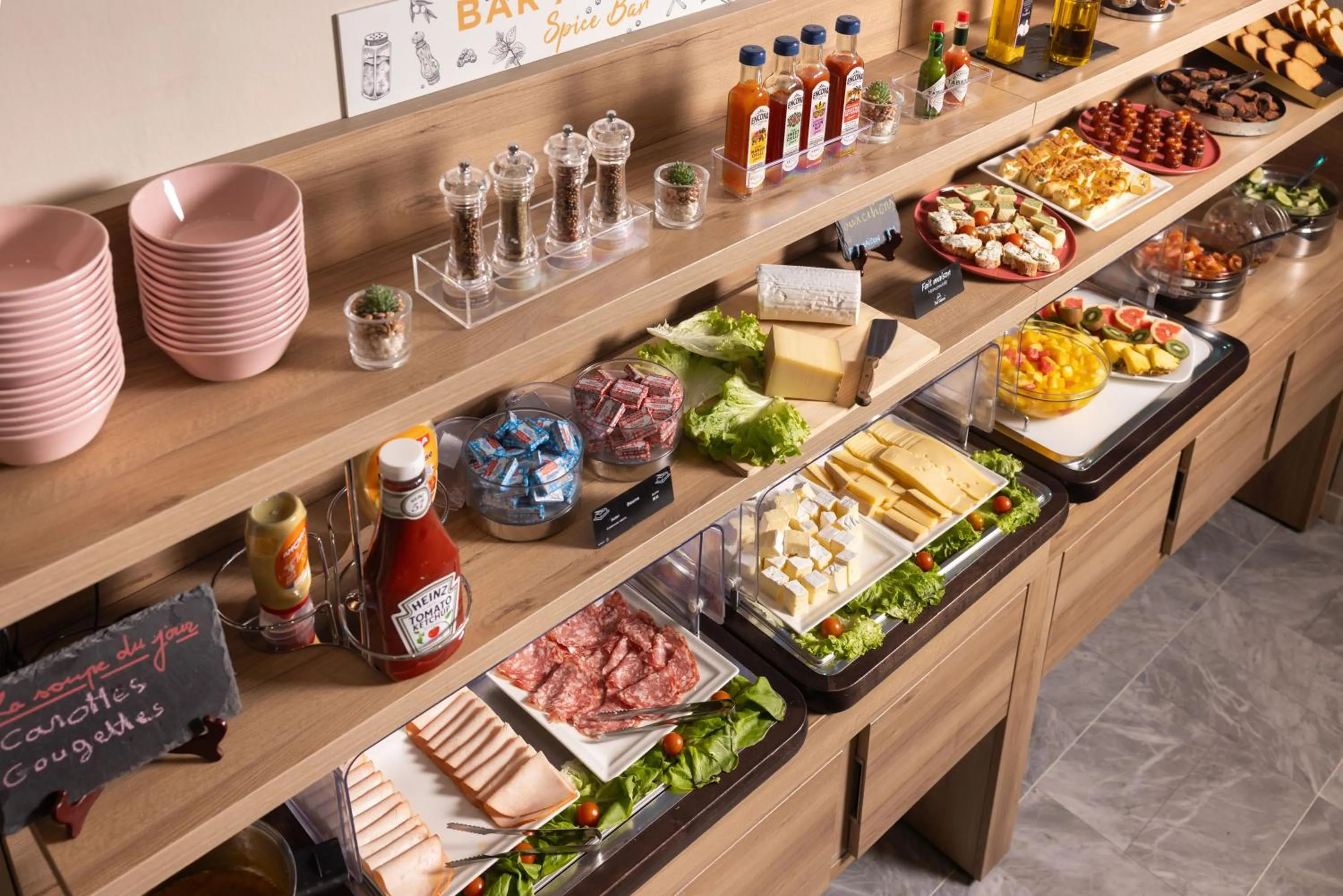 Food and drinks in Hôtel Locarno Nice