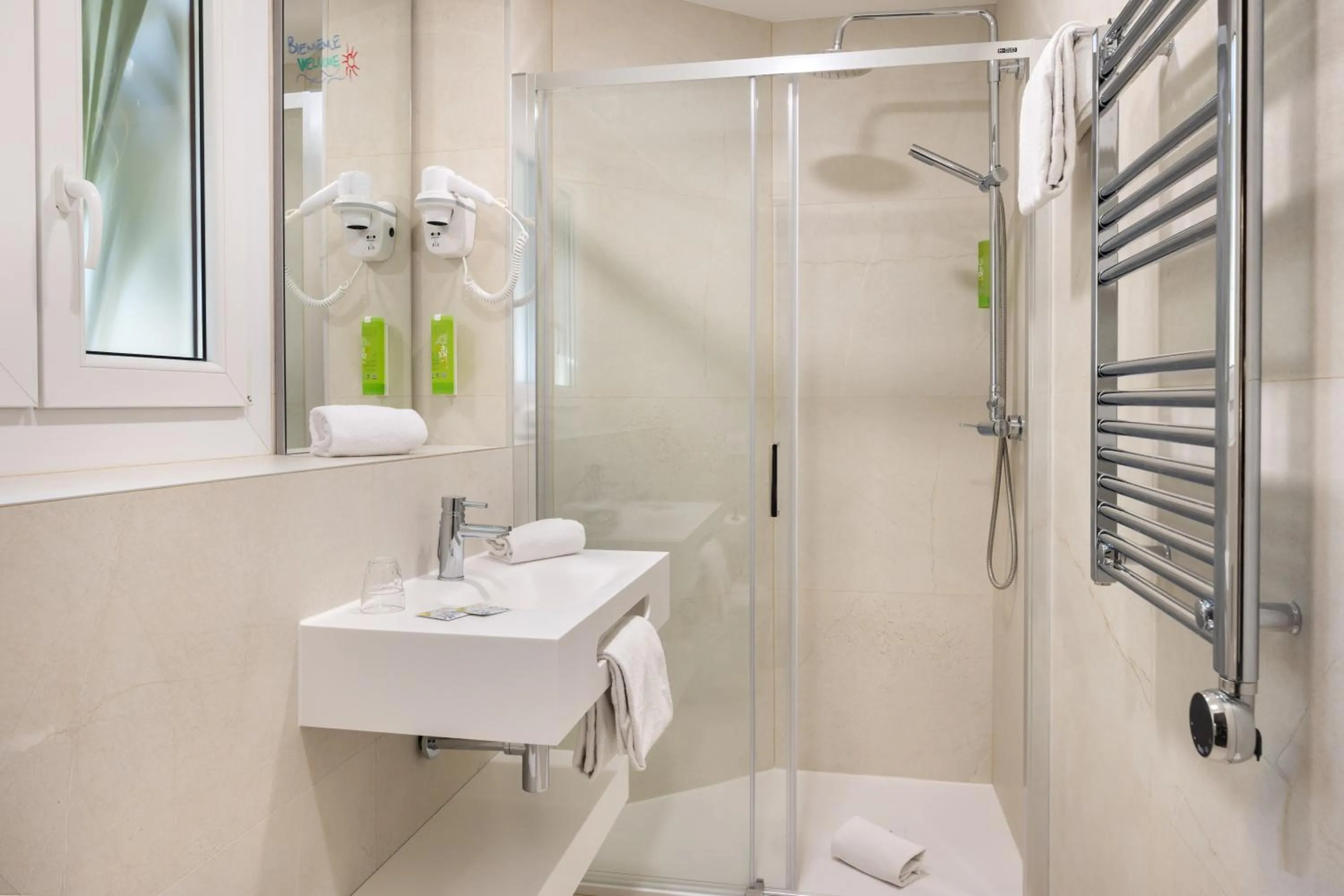 Shower in Hôtel Locarno Nice