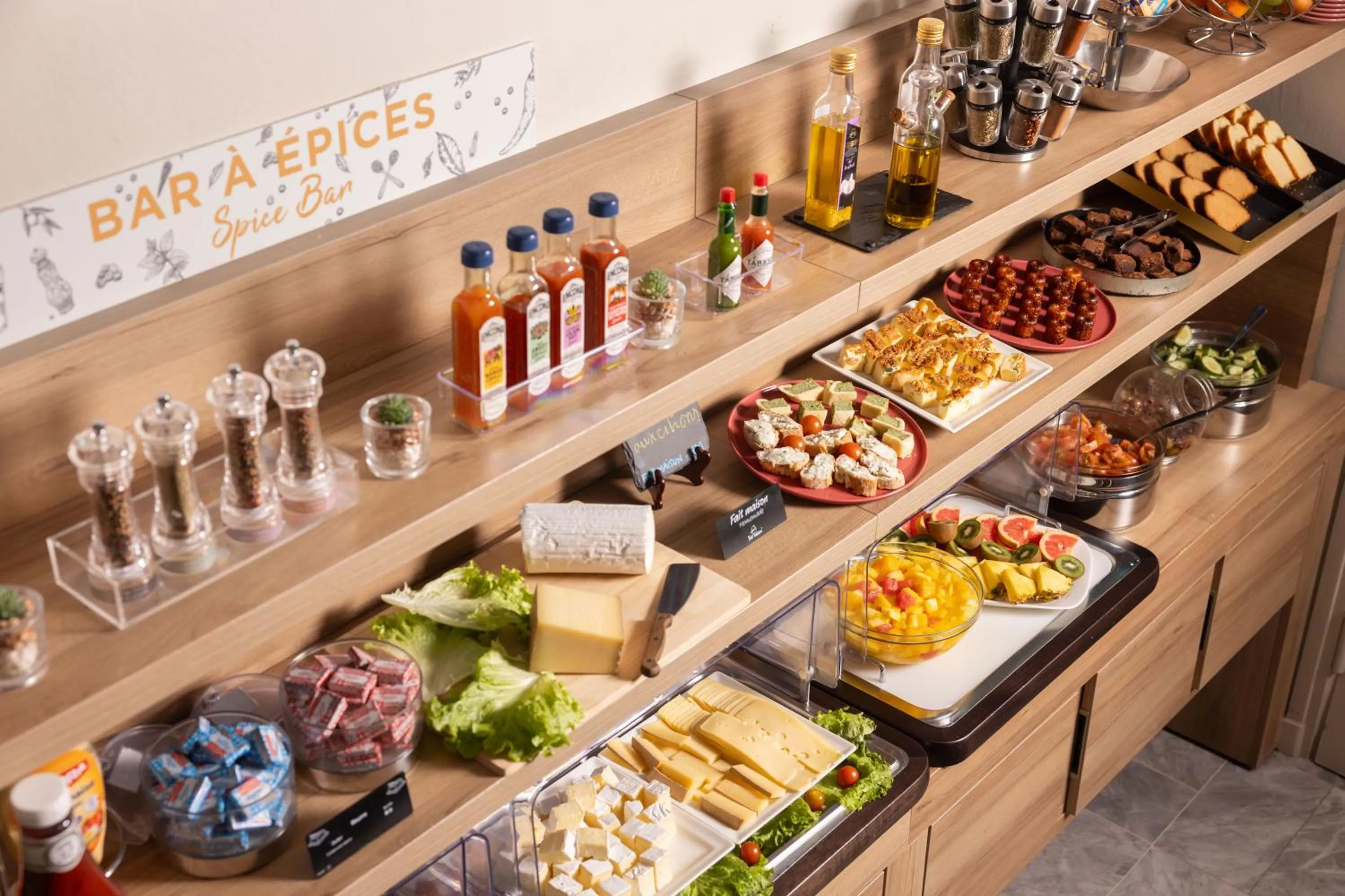 Food and drinks in Hôtel Locarno Nice