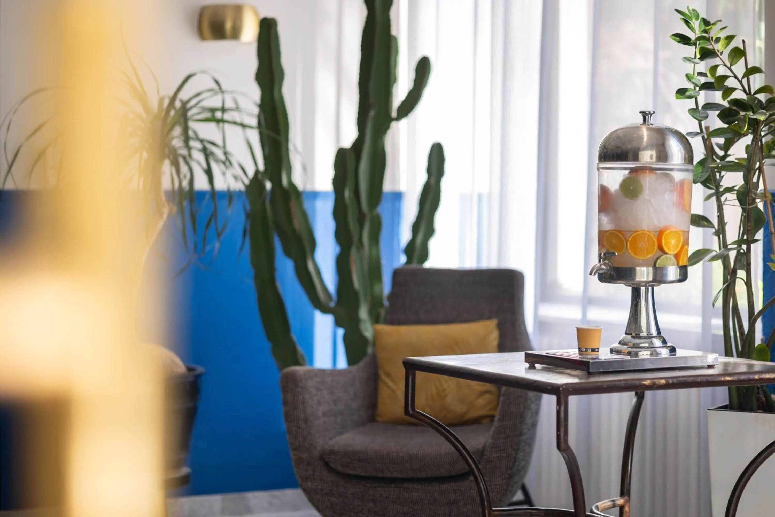 Seating area in Hôtel Locarno Nice