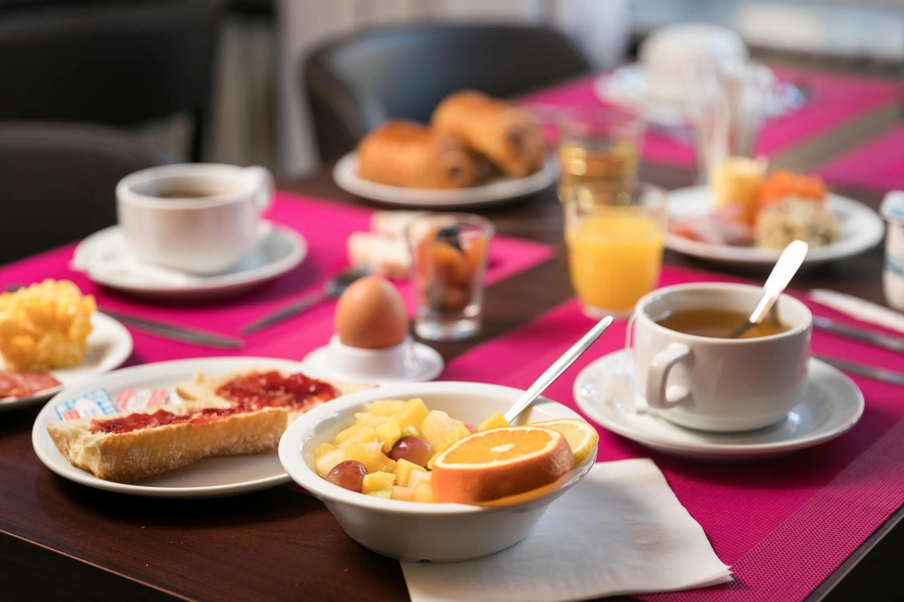 Food and drinks in Hôtel Locarno Nice